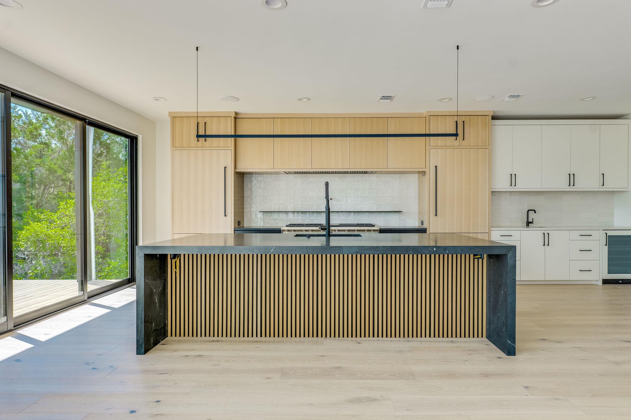 909 Cat Hollow Club Dr, Spicewood, TX 78669