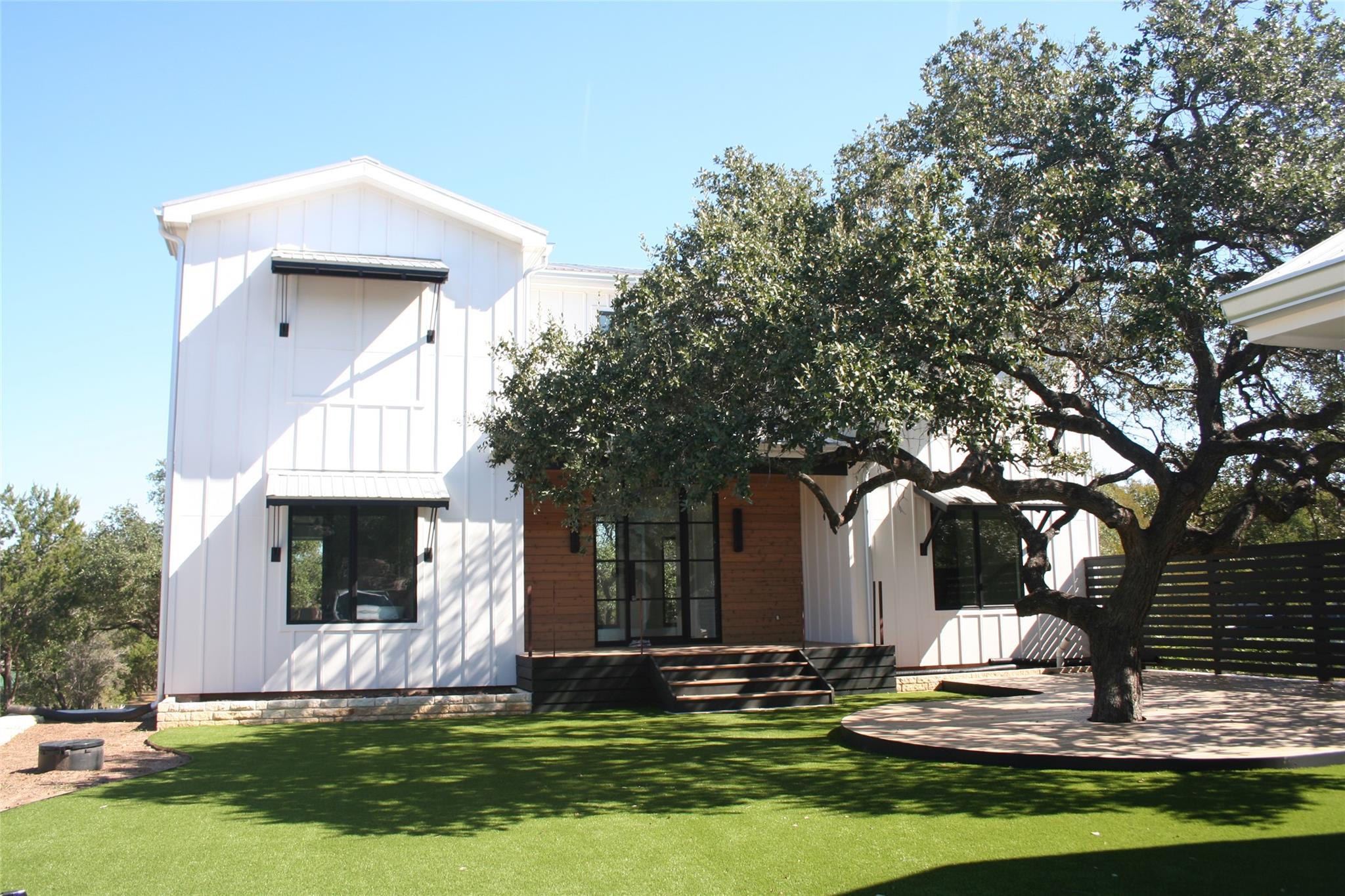 909 Cat Hollow Club Dr, Spicewood, TX 78669