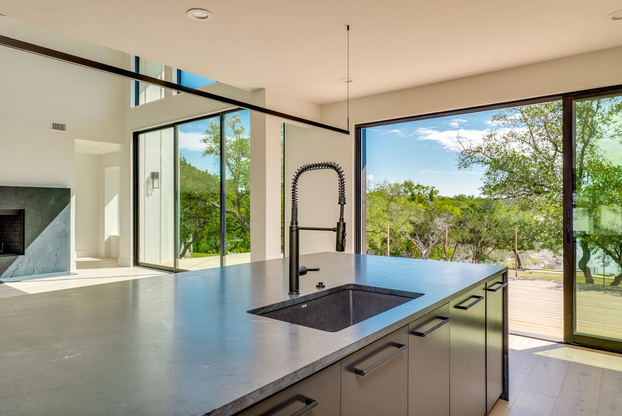 909 Cat Hollow Club Dr, Spicewood, TX 78669