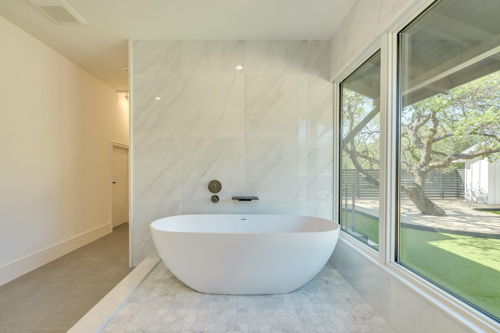 909 Cat Hollow Club Dr, Spicewood, TX 78669