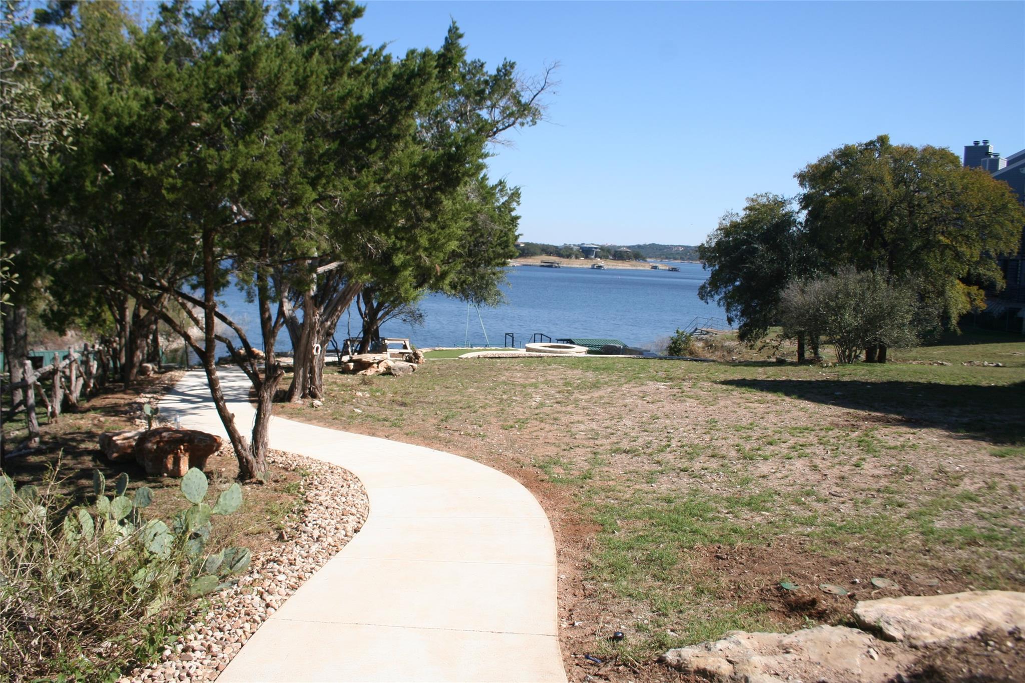 909 Cat Hollow Club Dr, Spicewood, TX 78669