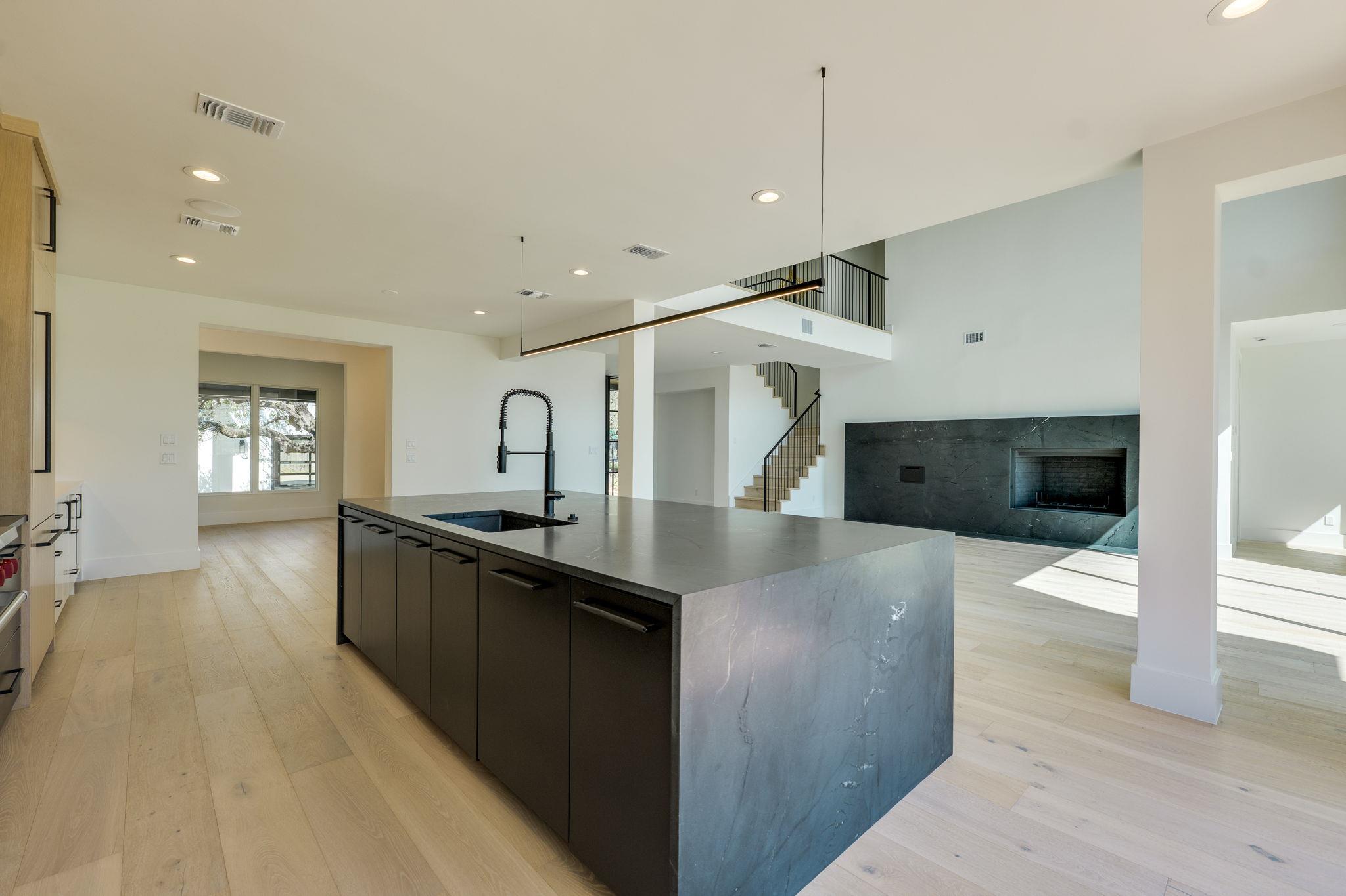 909 Cat Hollow Club Dr, Spicewood, TX 78669