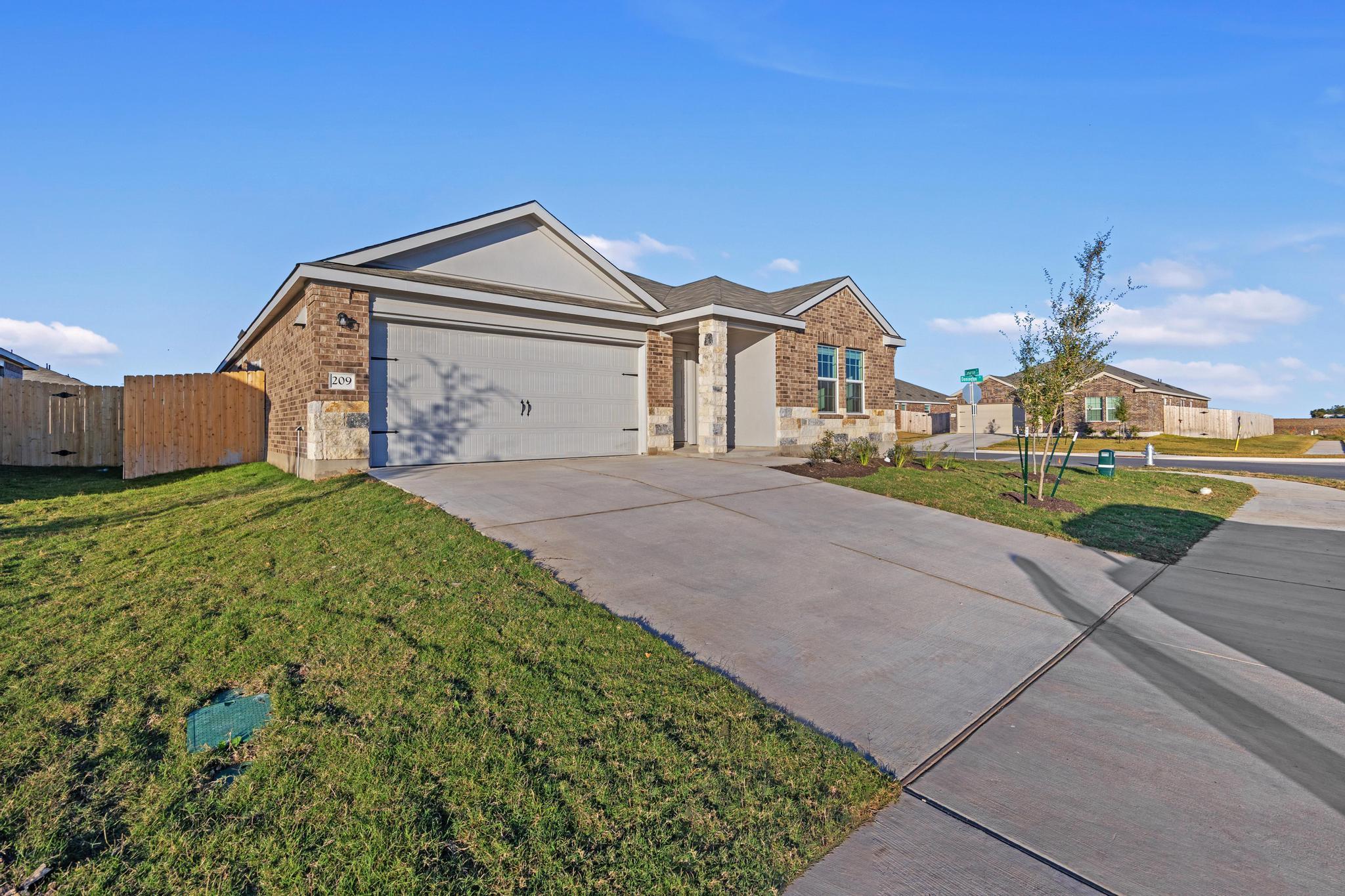209 Donnington Dr, Hutto, TX 78634