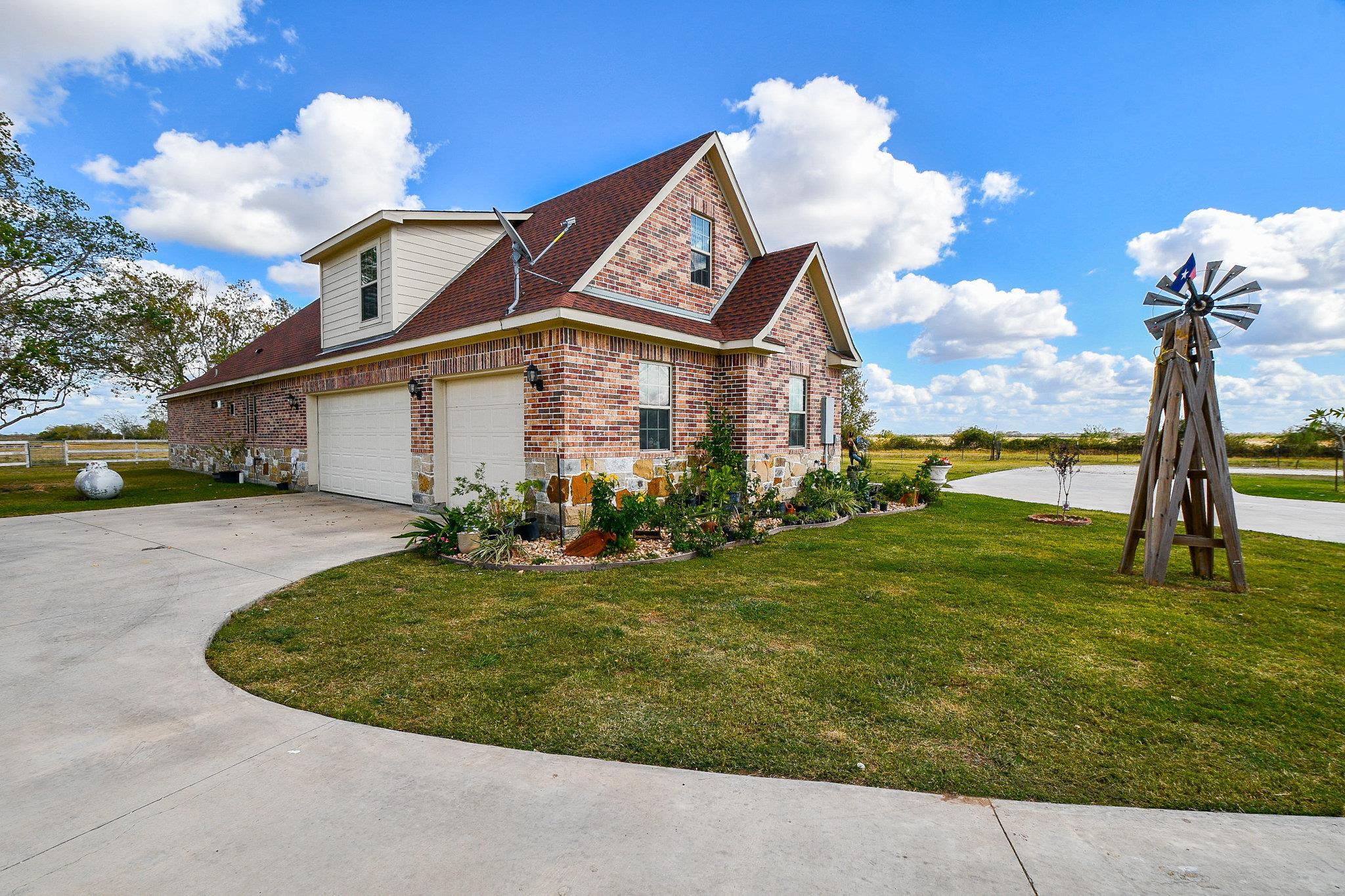 1093 Sunderman Rd, Alleyton, TX 78935