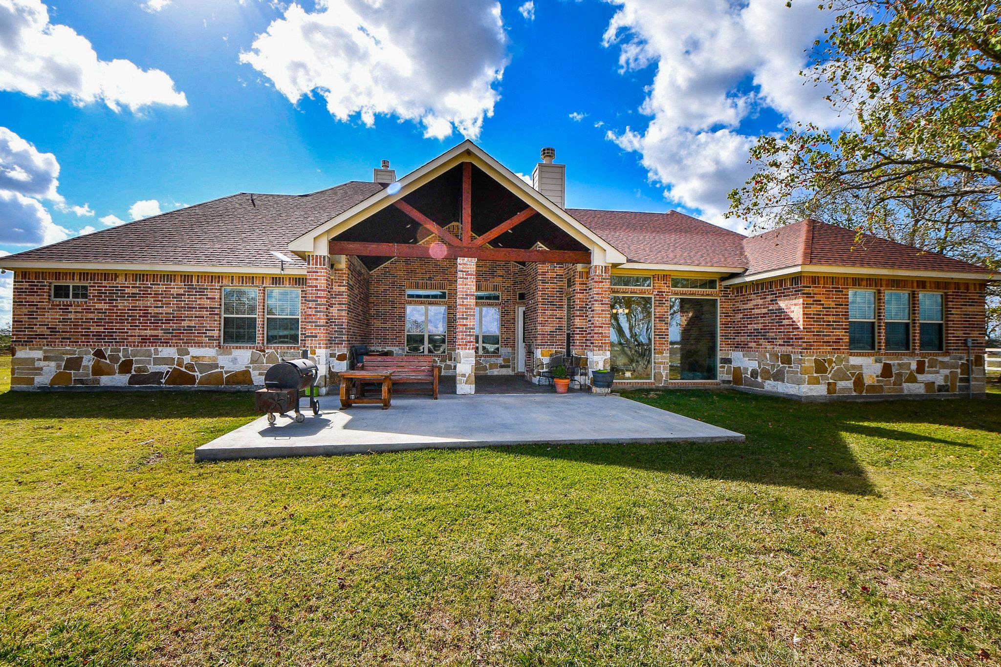 1093 Sunderman Rd, Alleyton, TX 78935