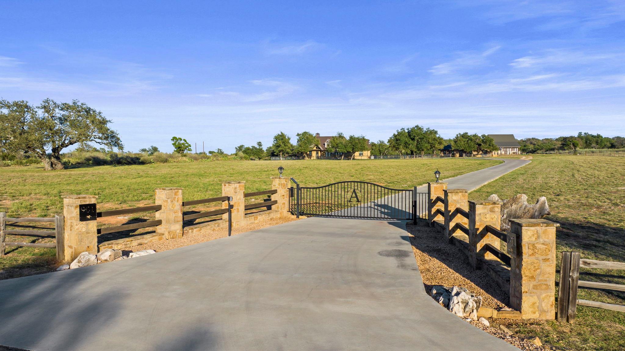 901 Crown Ln, Burnet, TX 78611