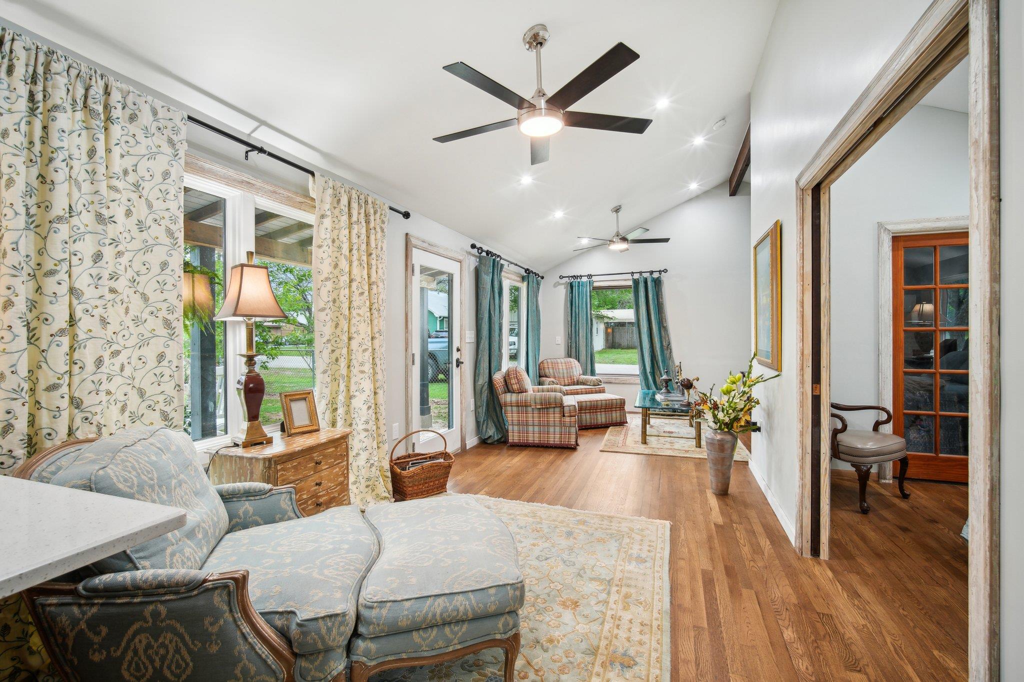 801 Bishop St, Smithville, TX 78957