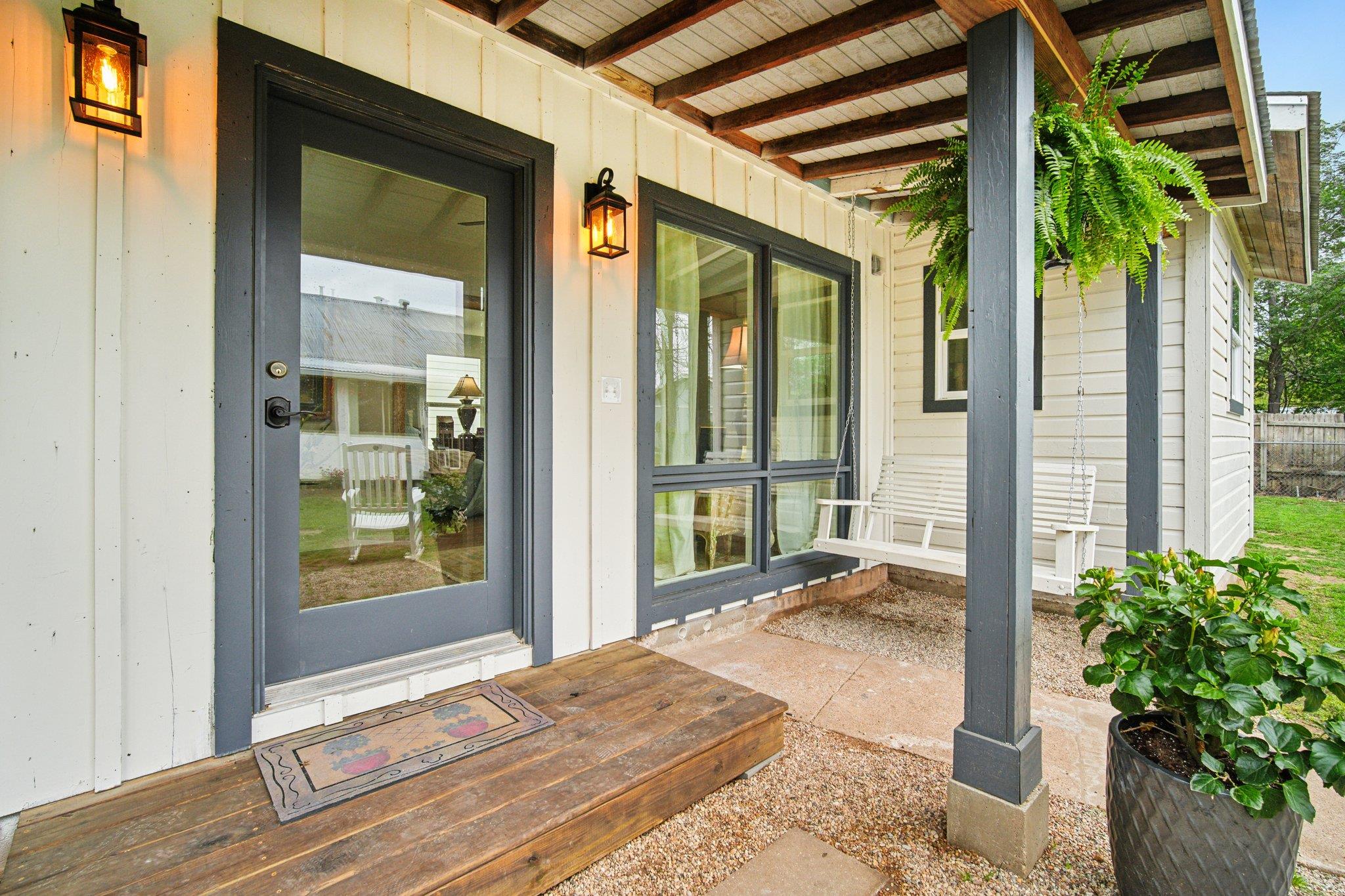 801 Bishop St, Smithville, TX 78957