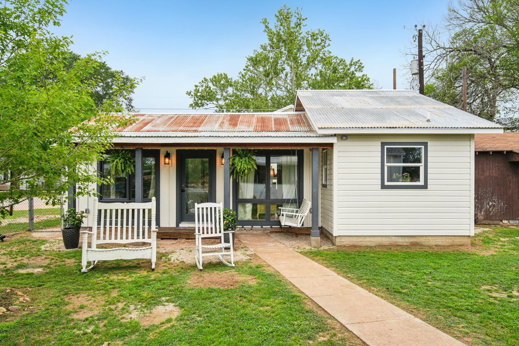 801 Bishop St, Smithville, TX 78957