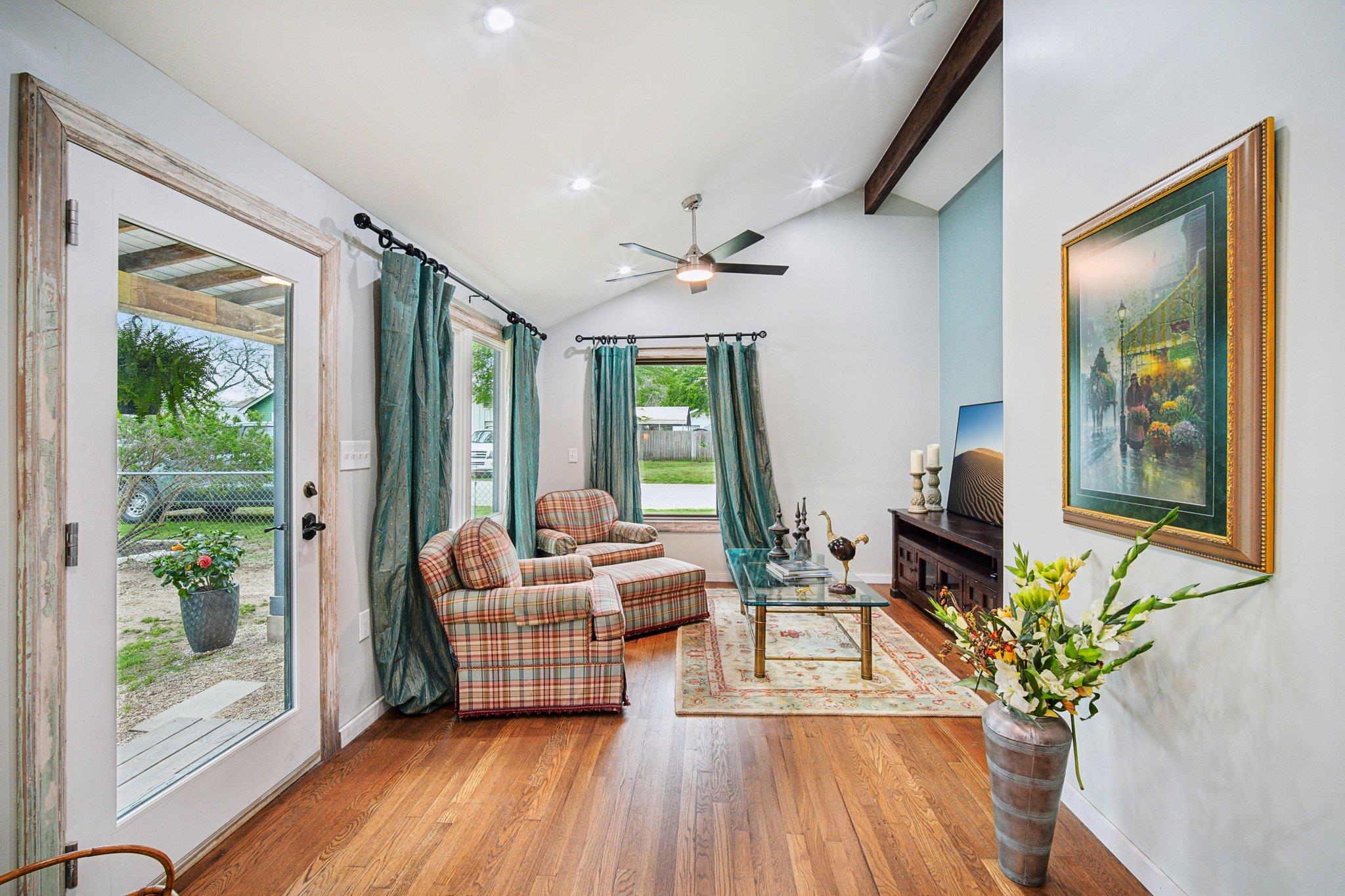 801 Bishop St, Smithville, TX 78957