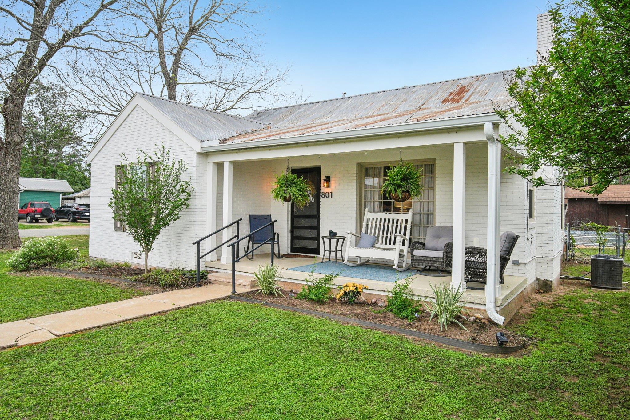 801 Bishop St, Smithville, TX 78957