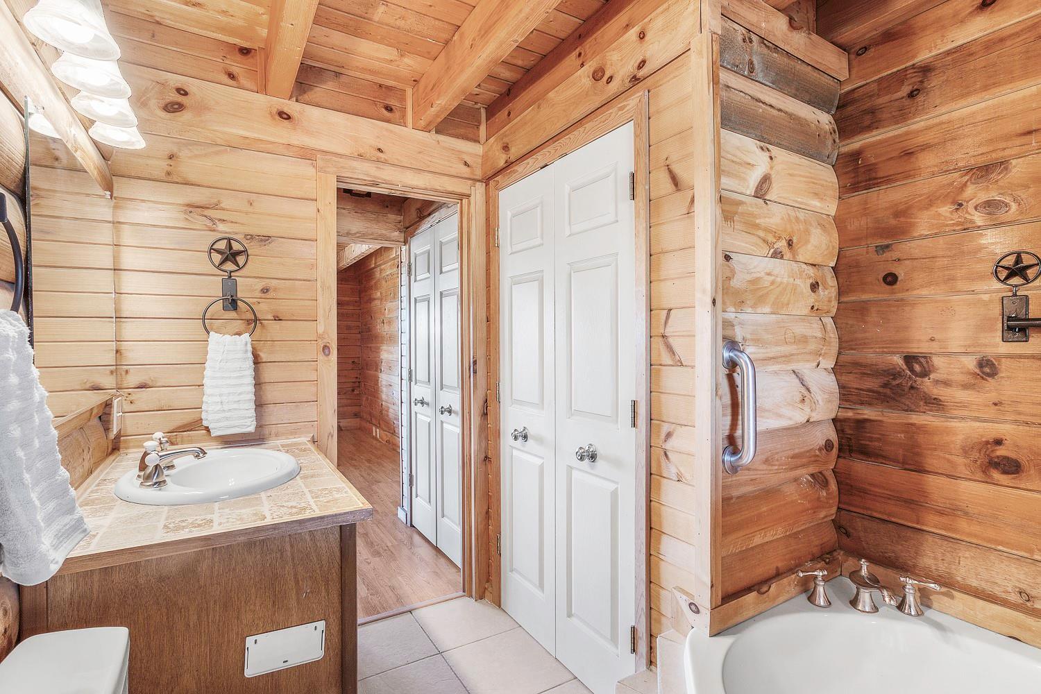 350 Hillview Rd, Dale, TX 78616