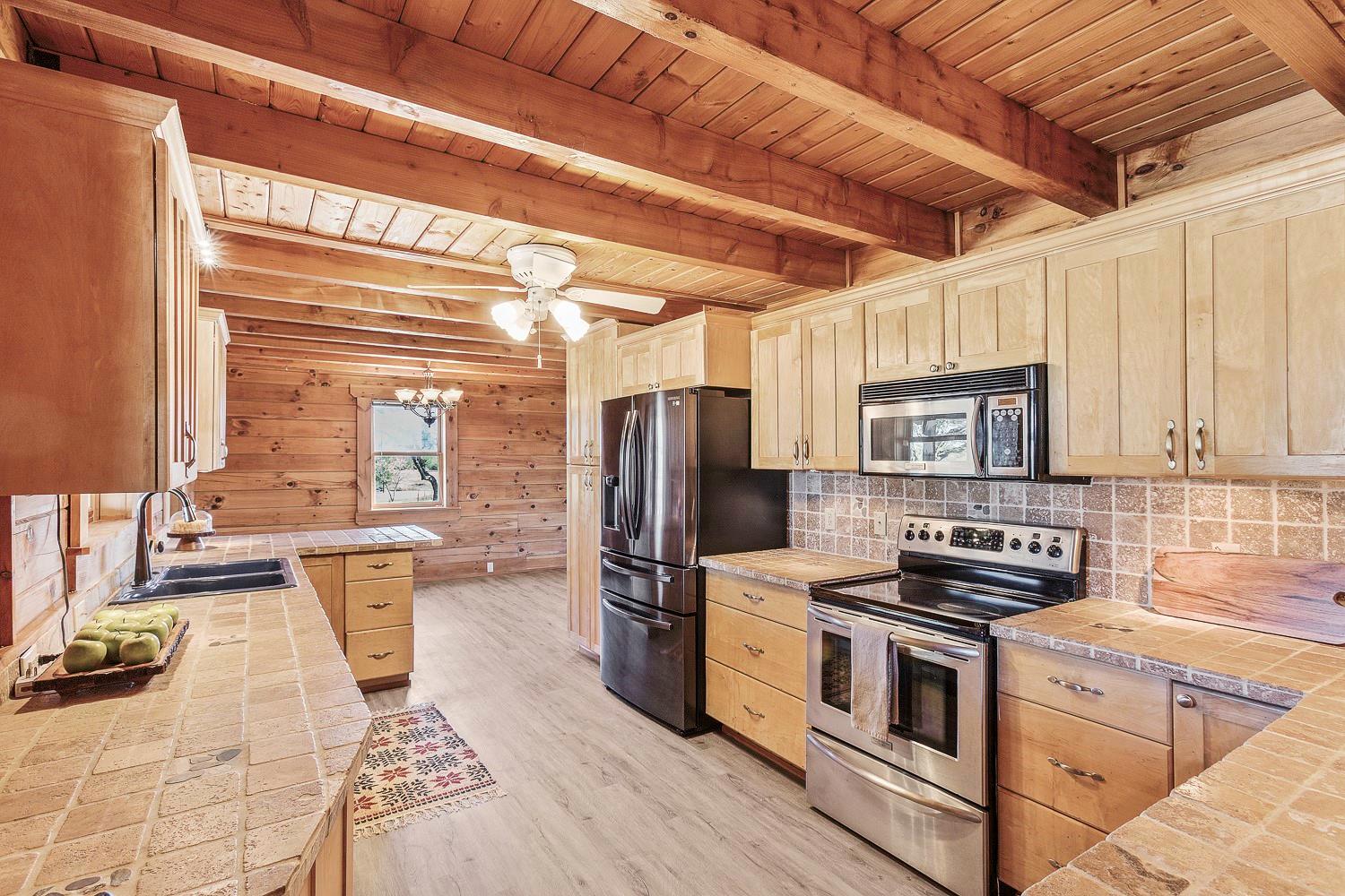 350 Hillview Rd, Dale, TX 78616