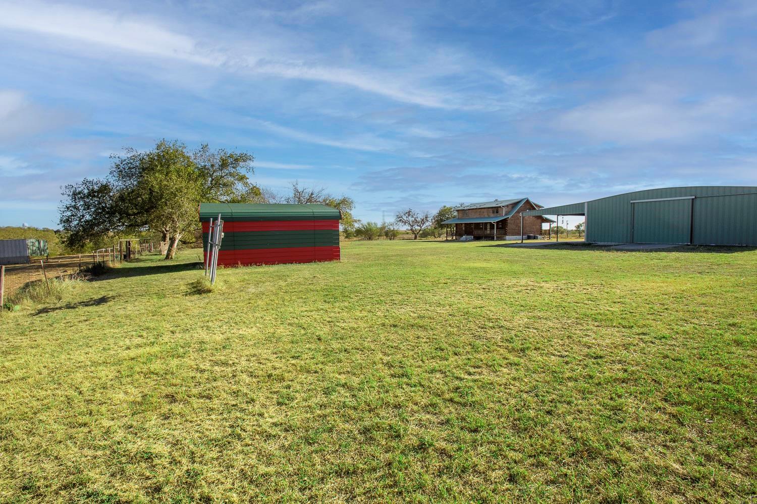 350 Hillview Rd, Dale, TX 78616