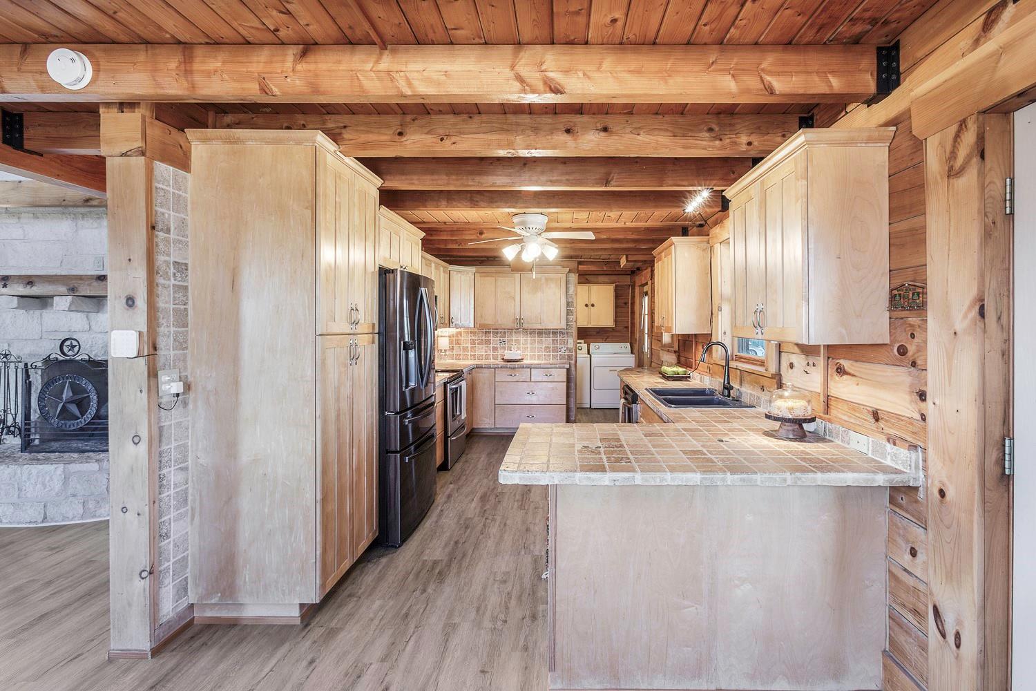 350 Hillview Rd, Dale, TX 78616