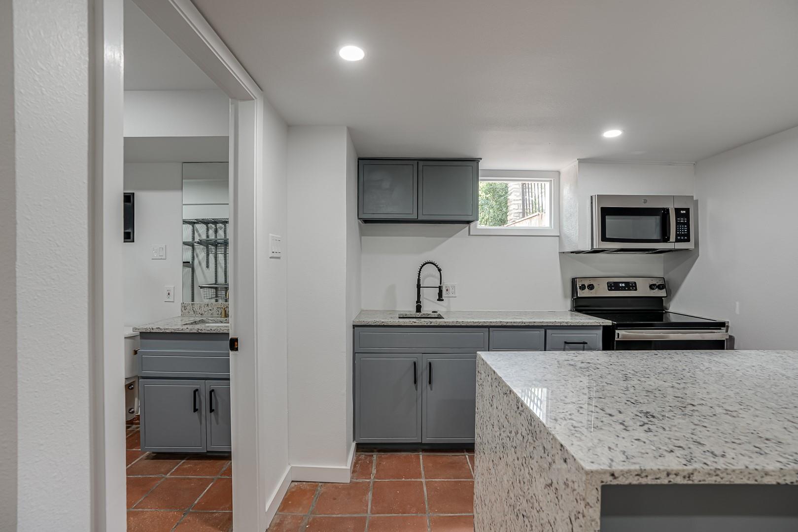 568 W Quill Dr, San Antonio, TX 78228