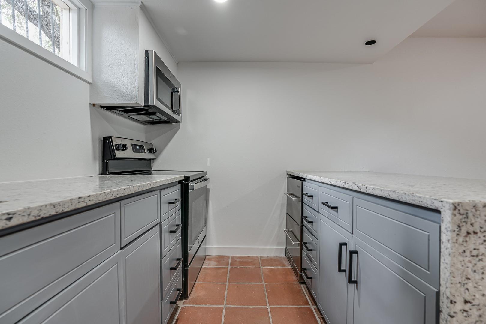 568 W Quill Dr, San Antonio, TX 78228