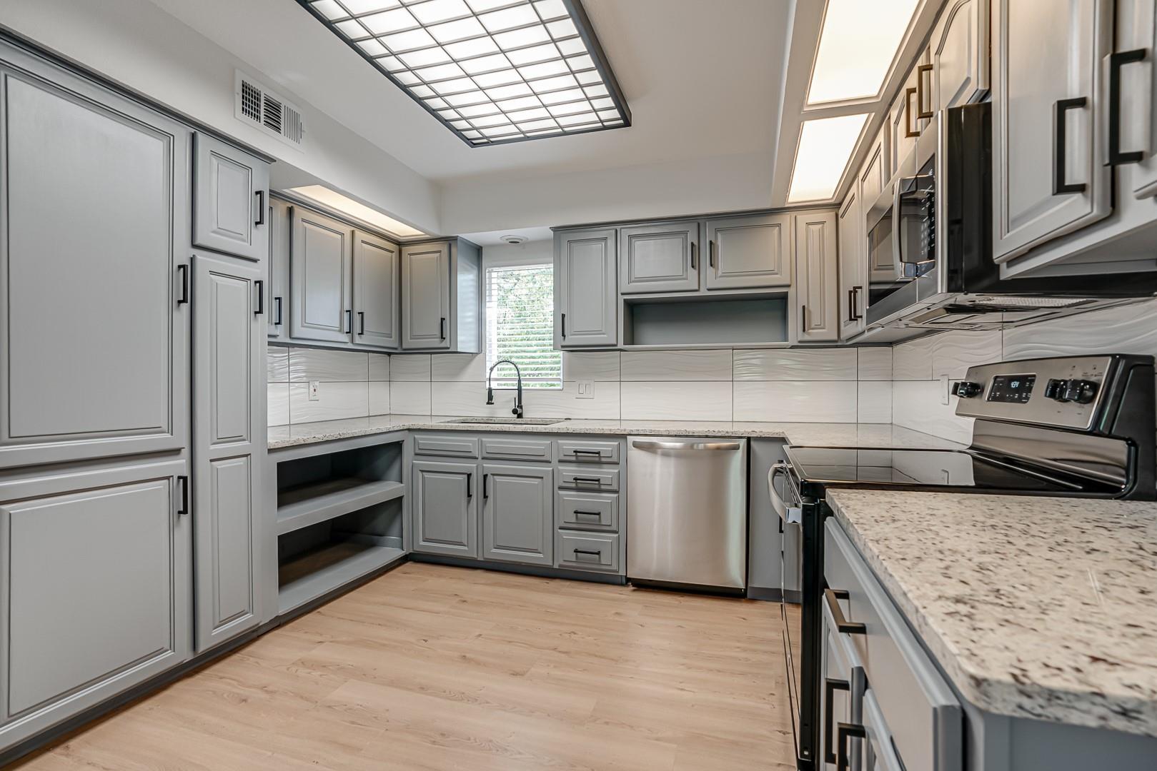 568 W Quill Dr, San Antonio, TX 78228