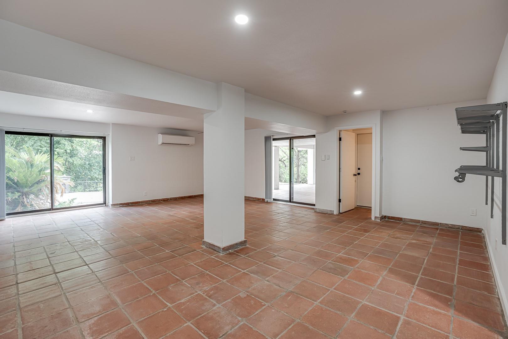 568 W Quill Dr, San Antonio, TX 78228