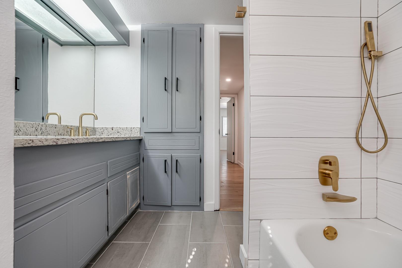 568 W Quill Dr, San Antonio, TX 78228