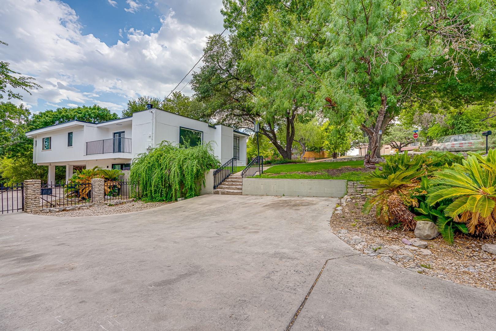 568 W Quill Dr, San Antonio, TX 78228