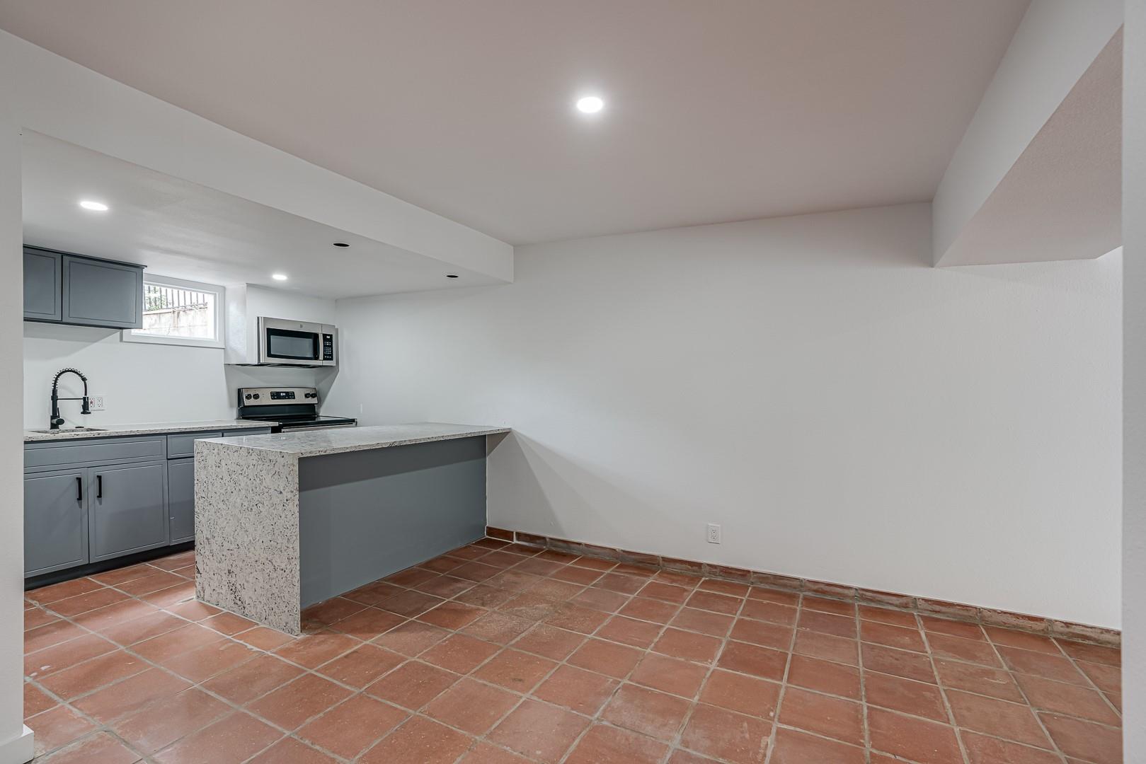 568 W Quill Dr, San Antonio, TX 78228