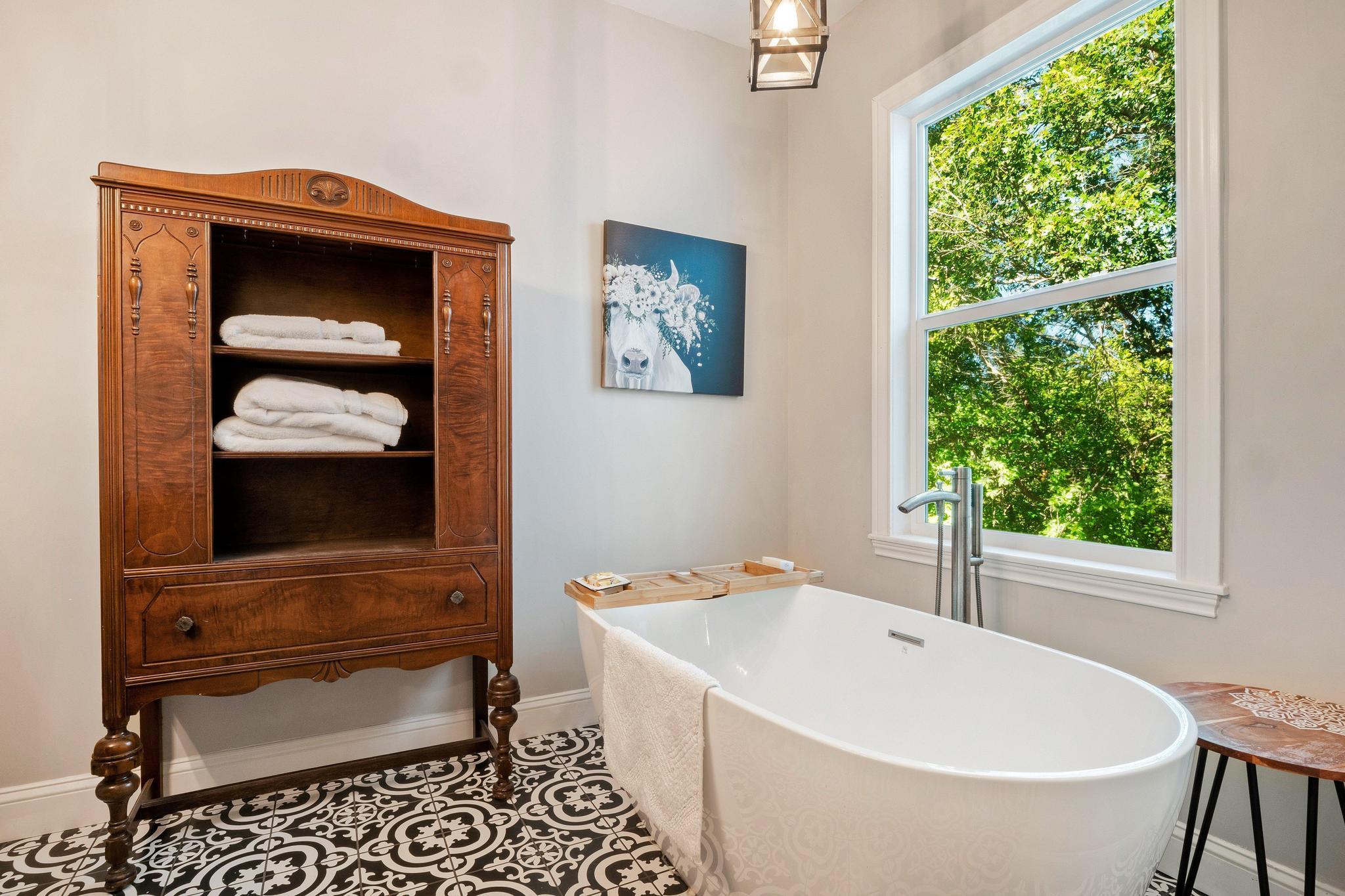 1025 Lake Shore Dr, Spicewood, TX 78669