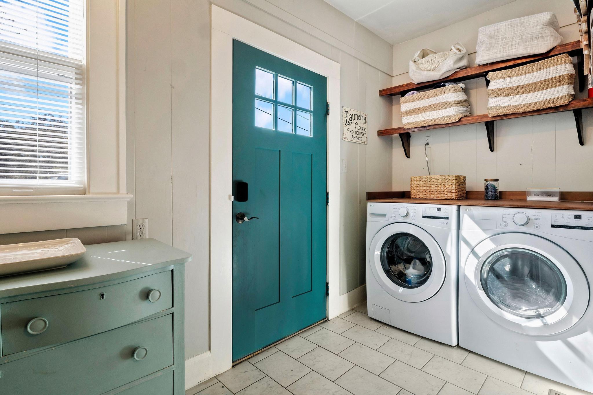 1025 Lake Shore Dr, Spicewood, TX 78669