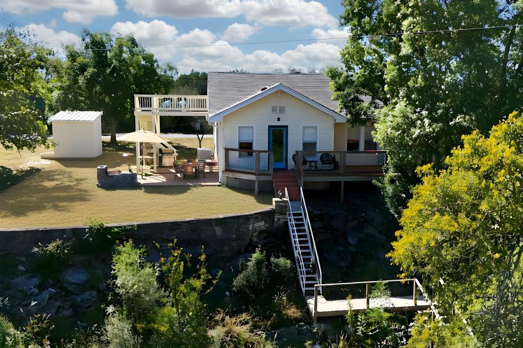 1025 Lake Shore Dr, Spicewood, TX 78669