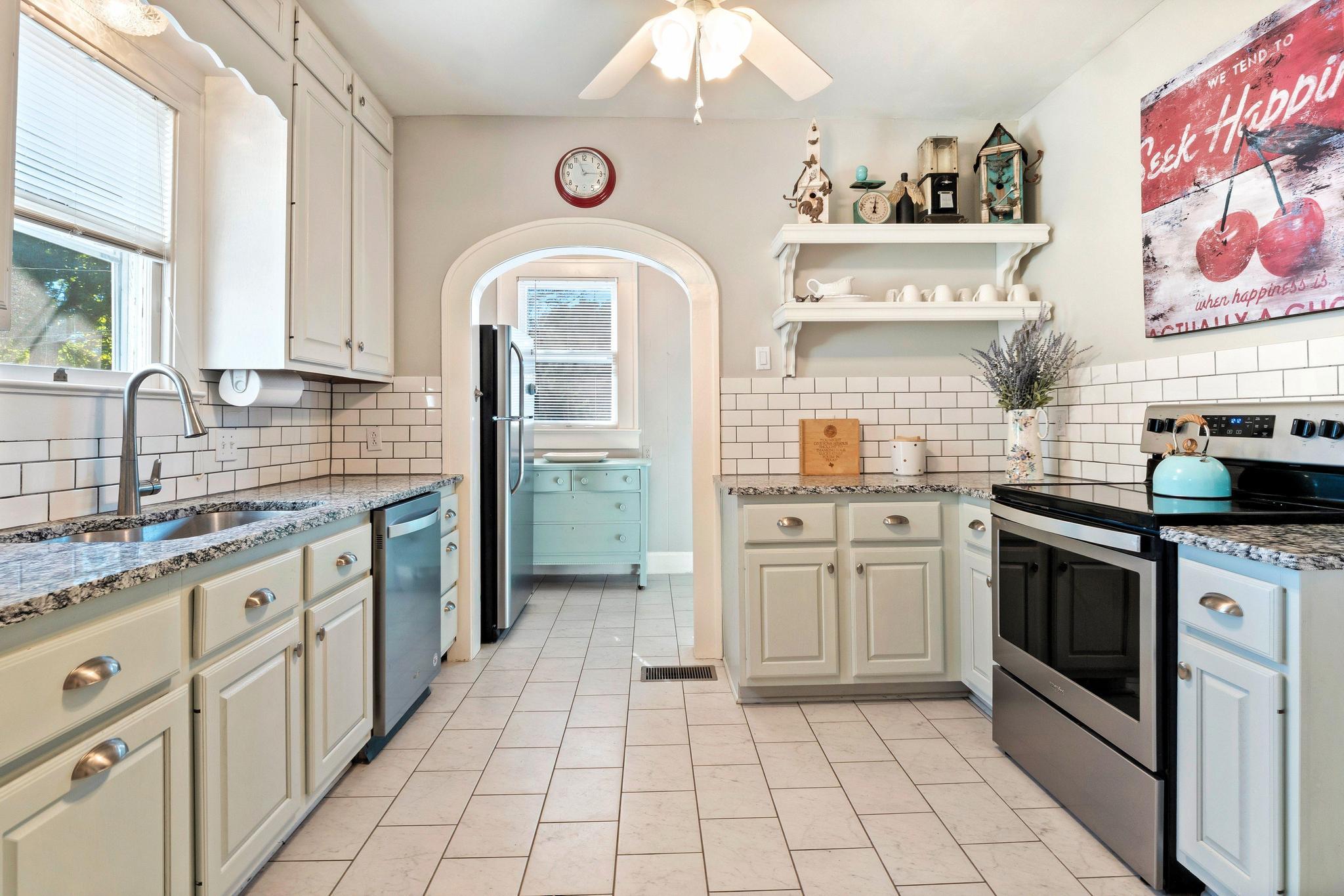 1025 Lake Shore Dr, Spicewood, TX 78669