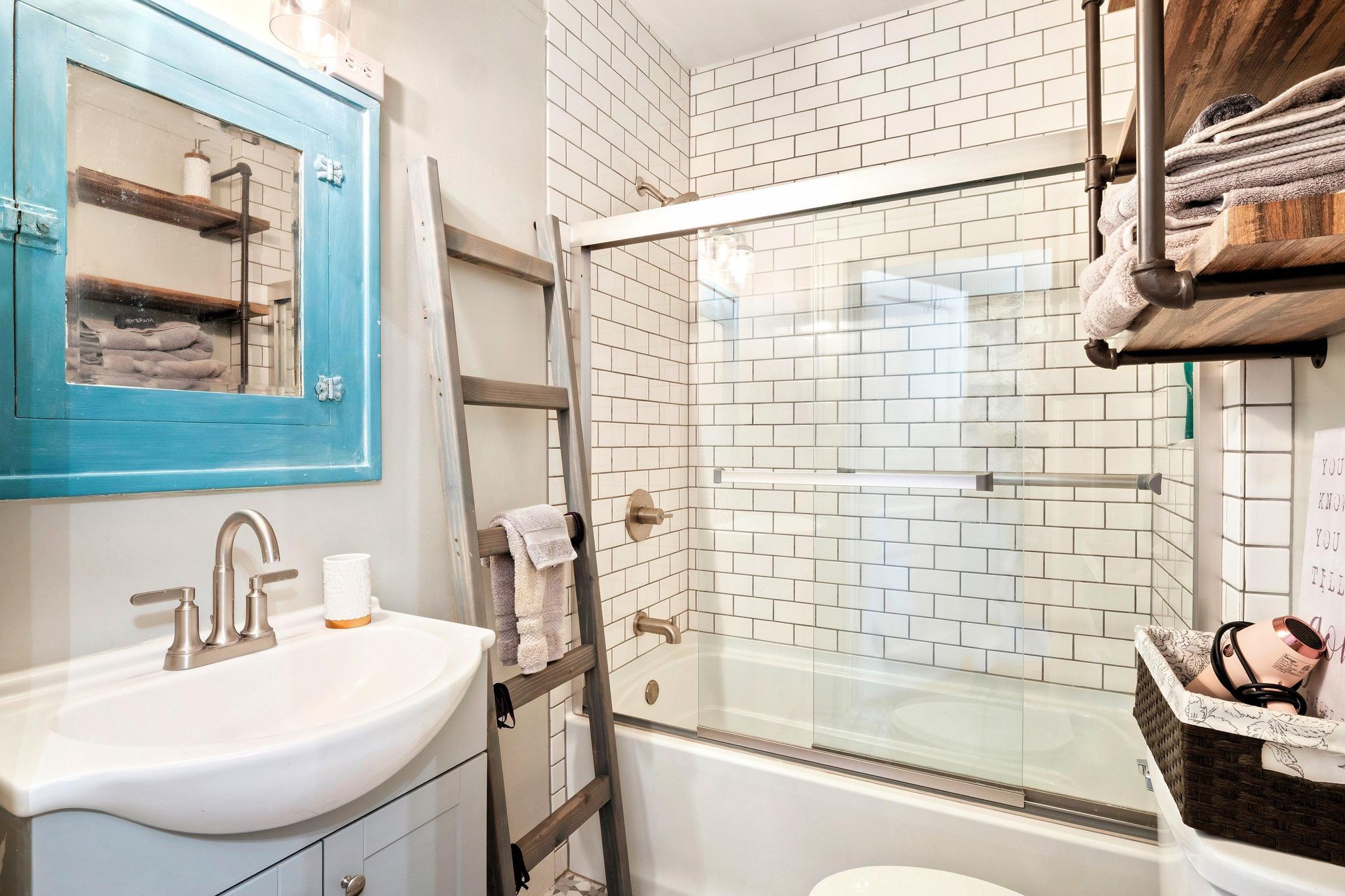 1025 Lake Shore Dr, Spicewood, TX 78669