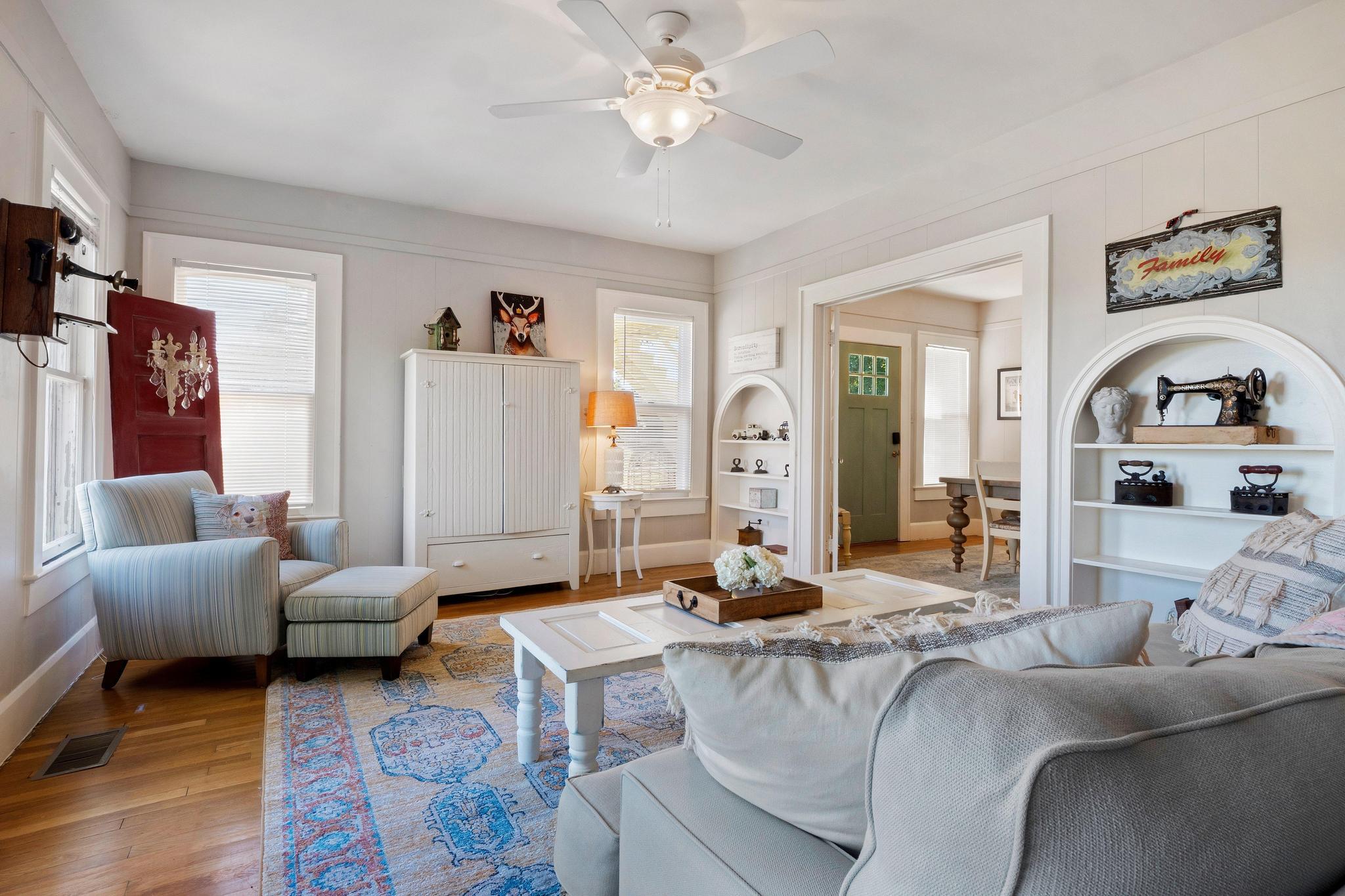 1025 Lake Shore Dr, Spicewood, TX 78669