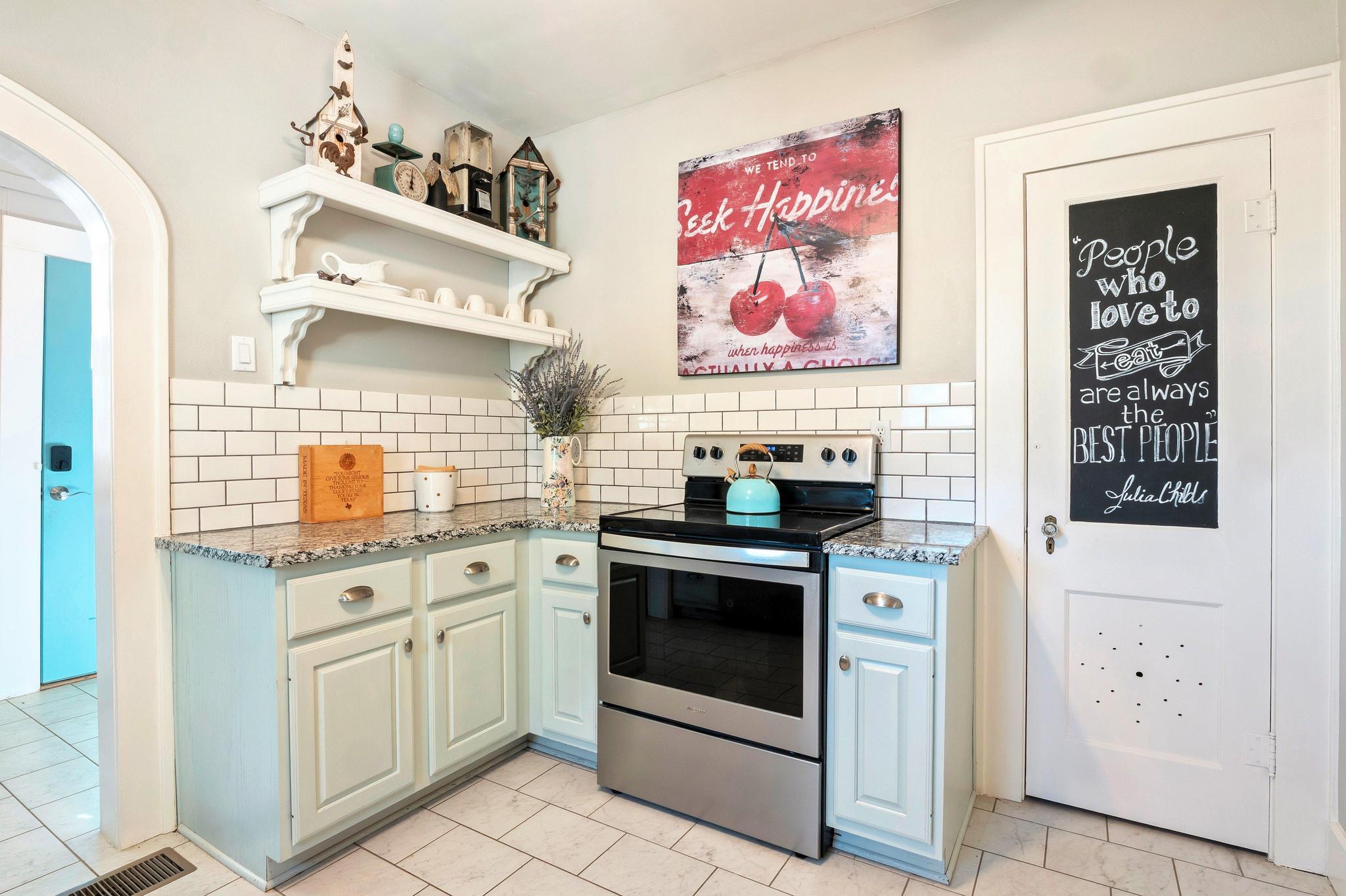 1025 Lake Shore Dr, Spicewood, TX 78669