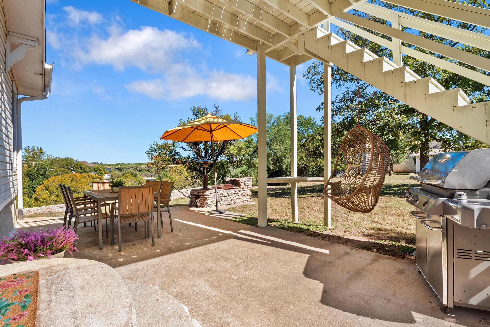 1025 Lake Shore Dr, Spicewood, TX 78669