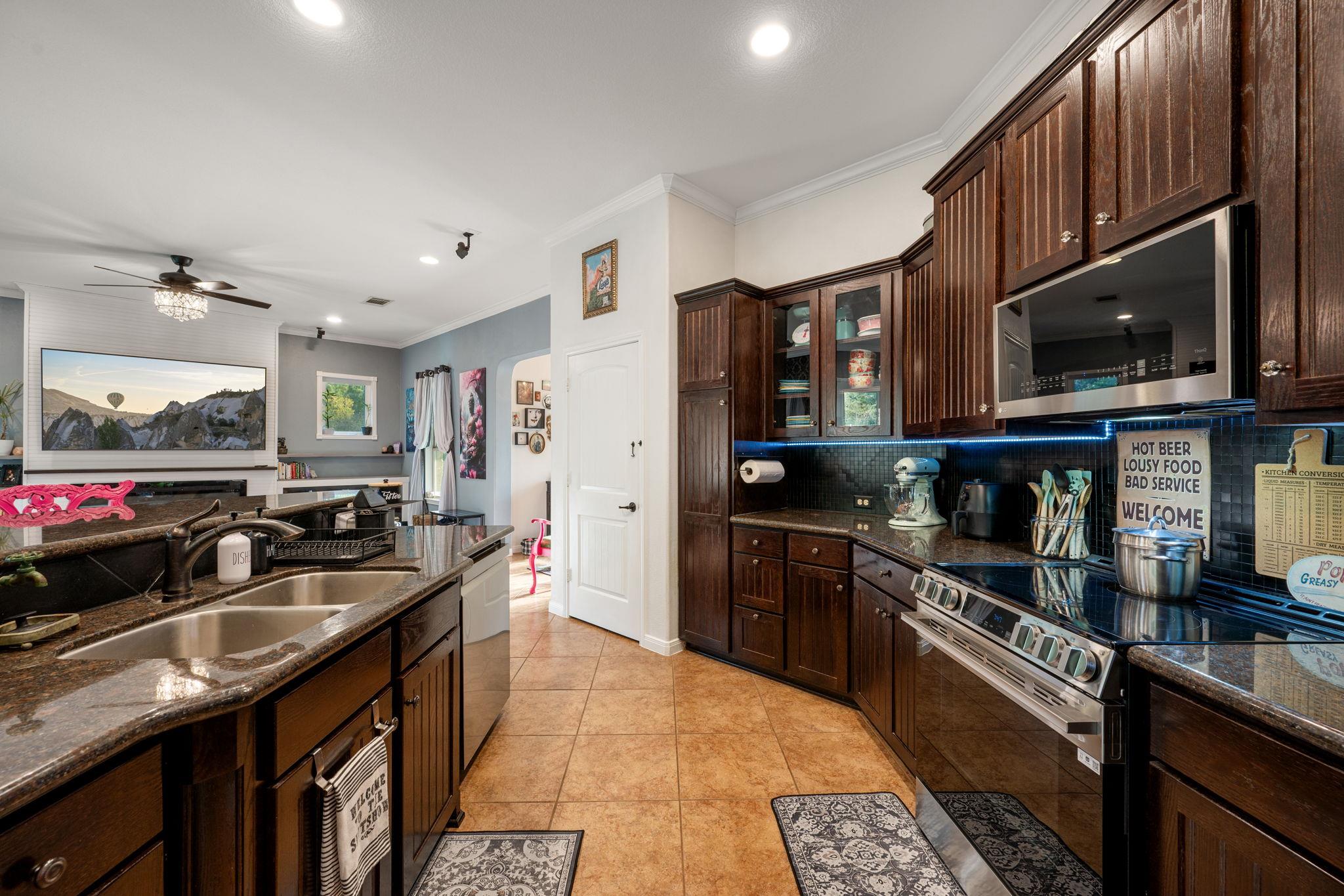 402 Pine Tree Loop, Bastrop, TX 78602