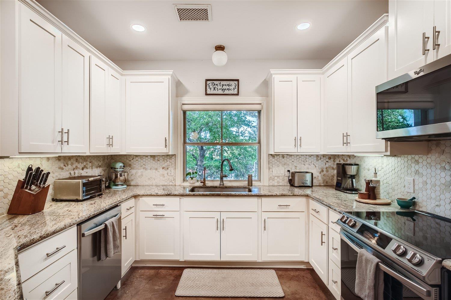 21825 Briarcliff Dr, Spicewood, TX 78669