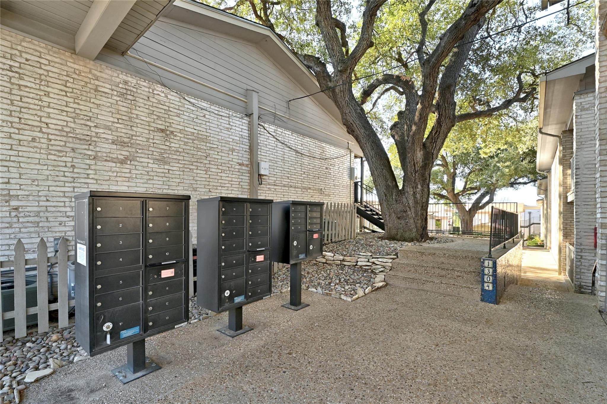 1304 Summit St # 102, Austin, TX 78741