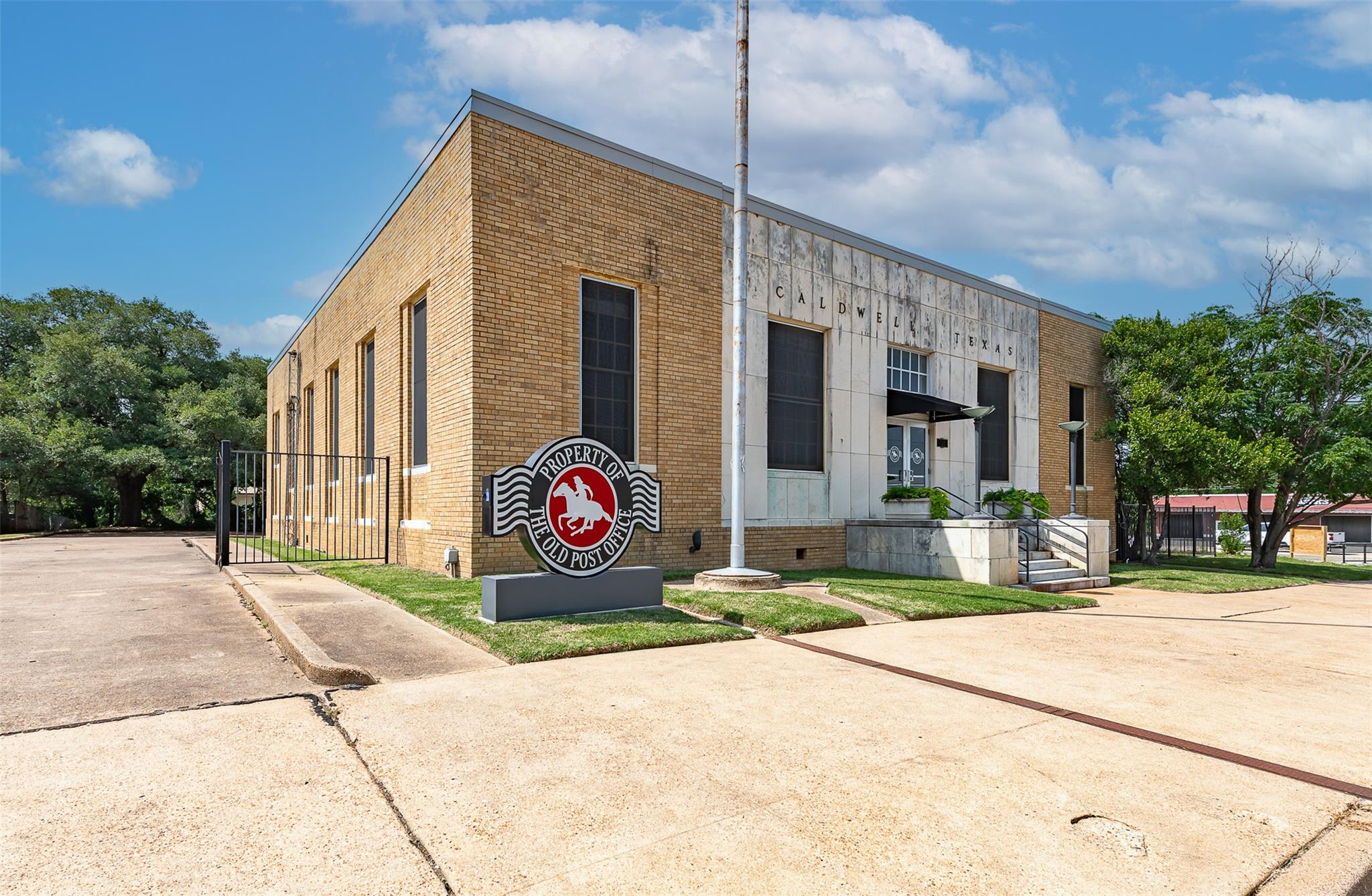 102 W Fox St, Caldwell, TX 77836