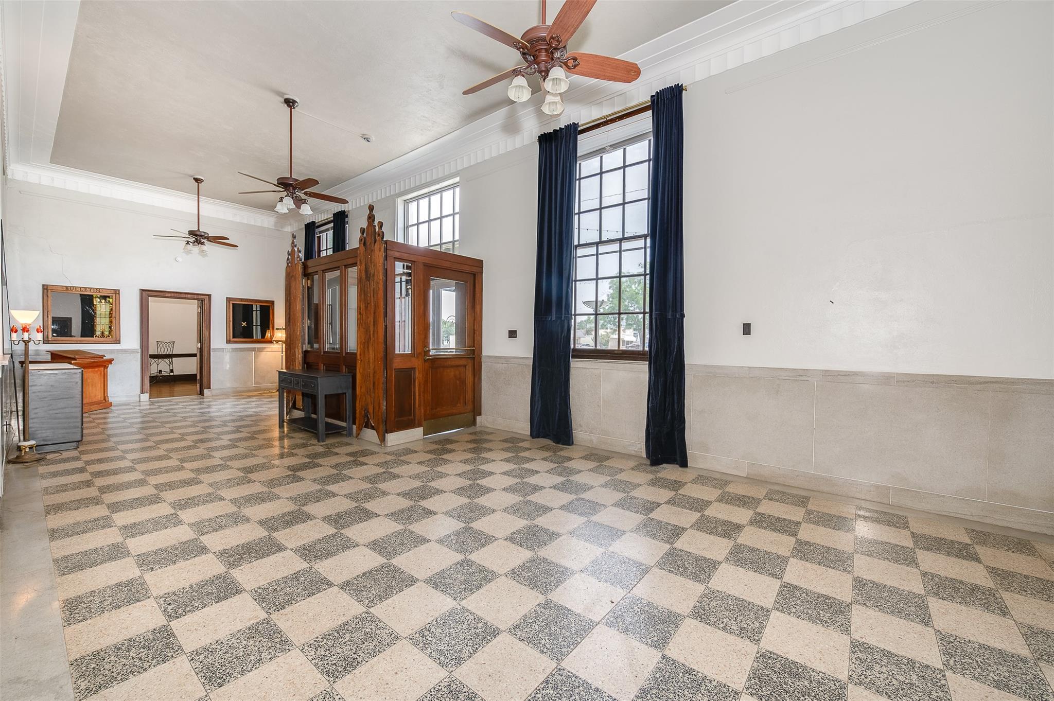 102 W Fox St, Caldwell, TX 77836