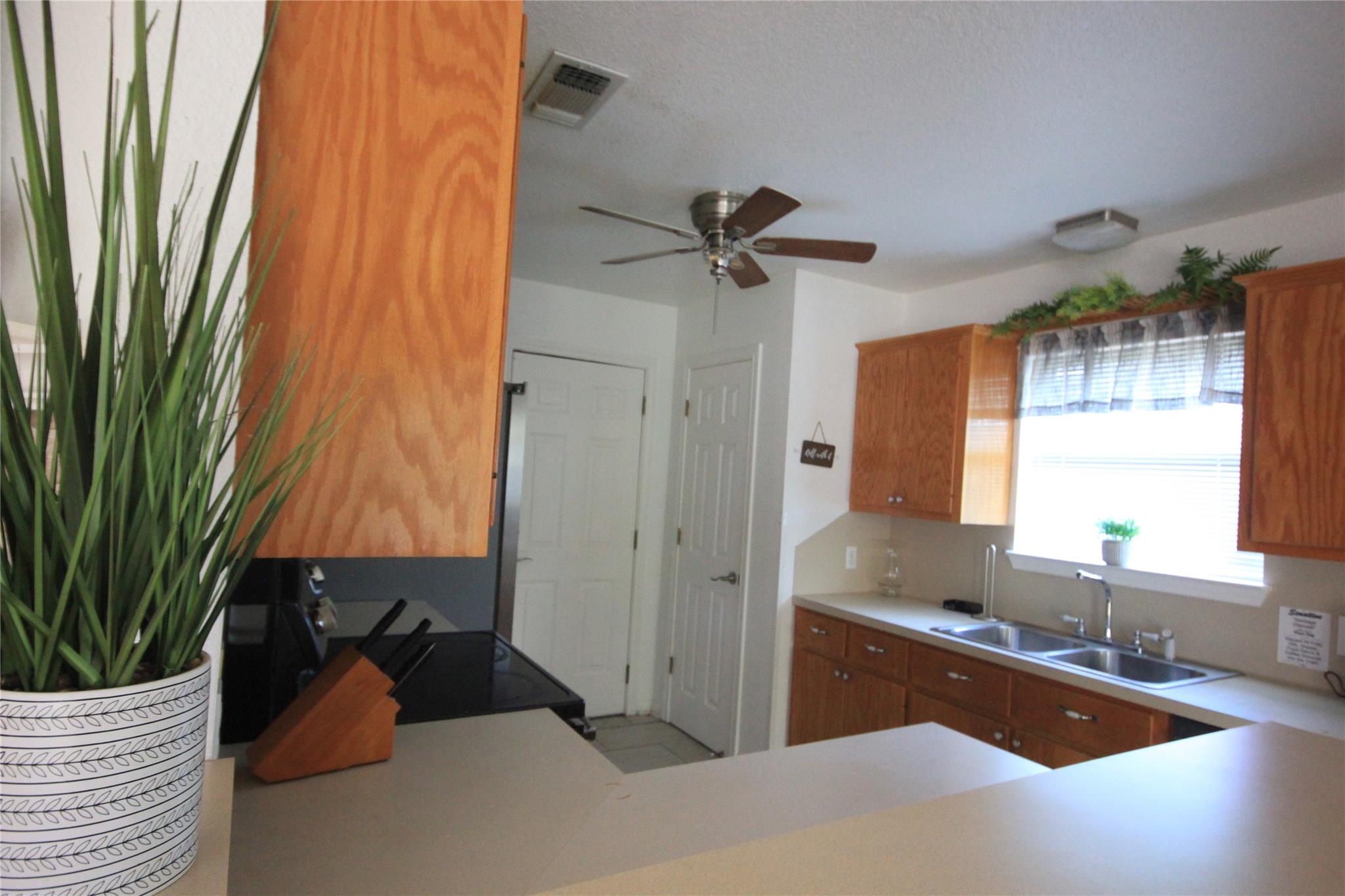 2507 Northlawn Dr, Taylor, TX 76574