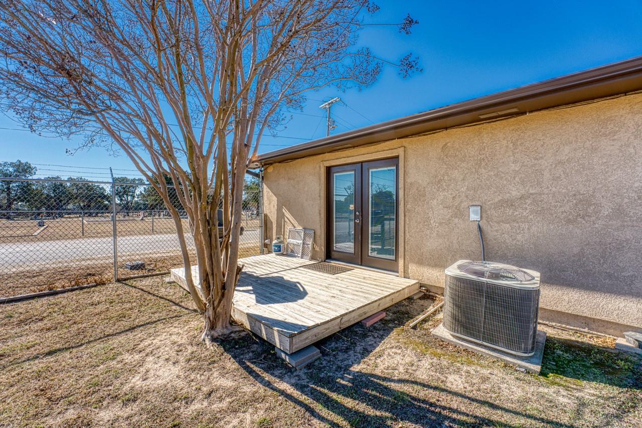 320 Southland Dr, Burnet, TX 78611