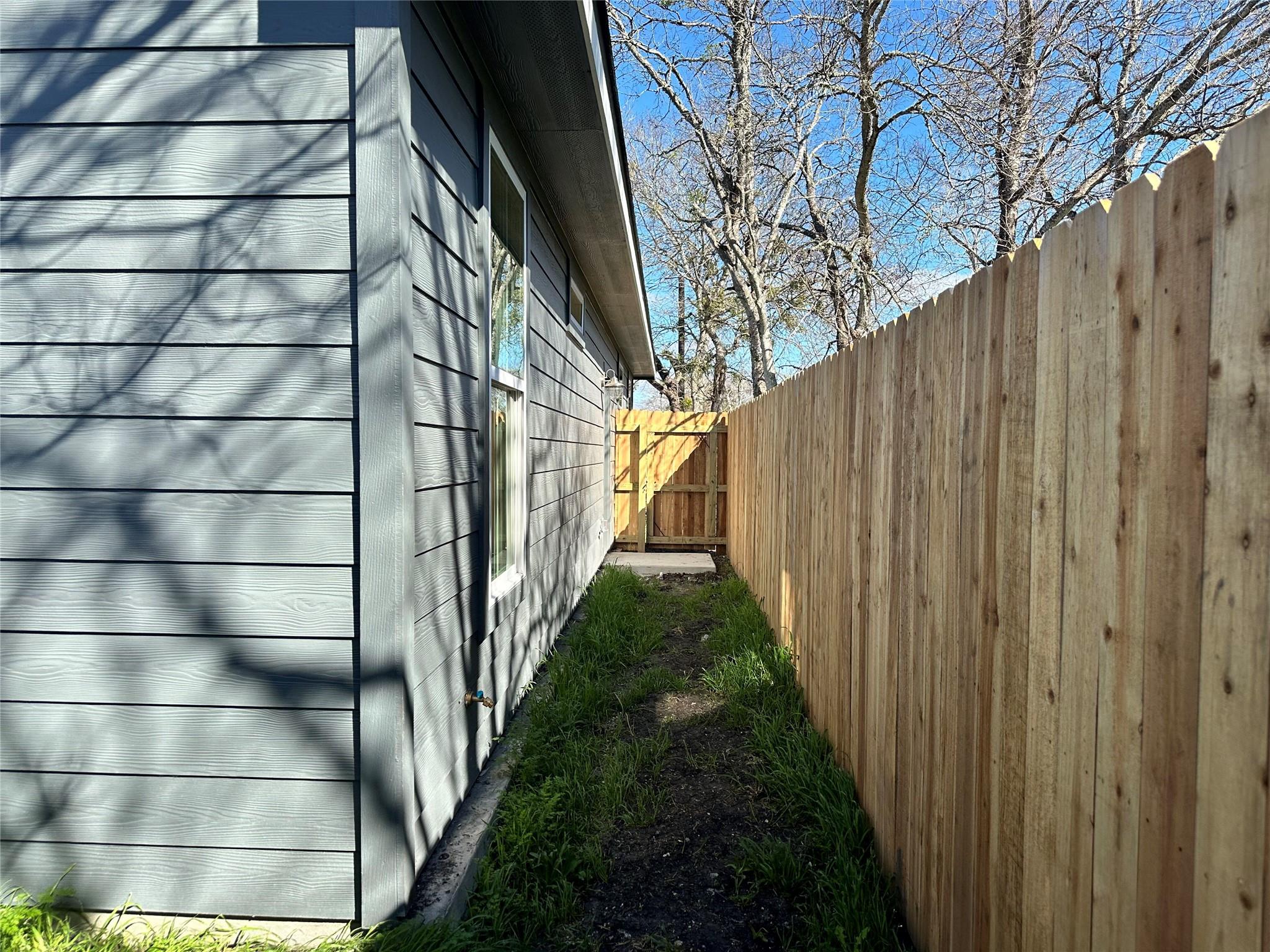 1115 Neches St, Lockhart, TX 78644