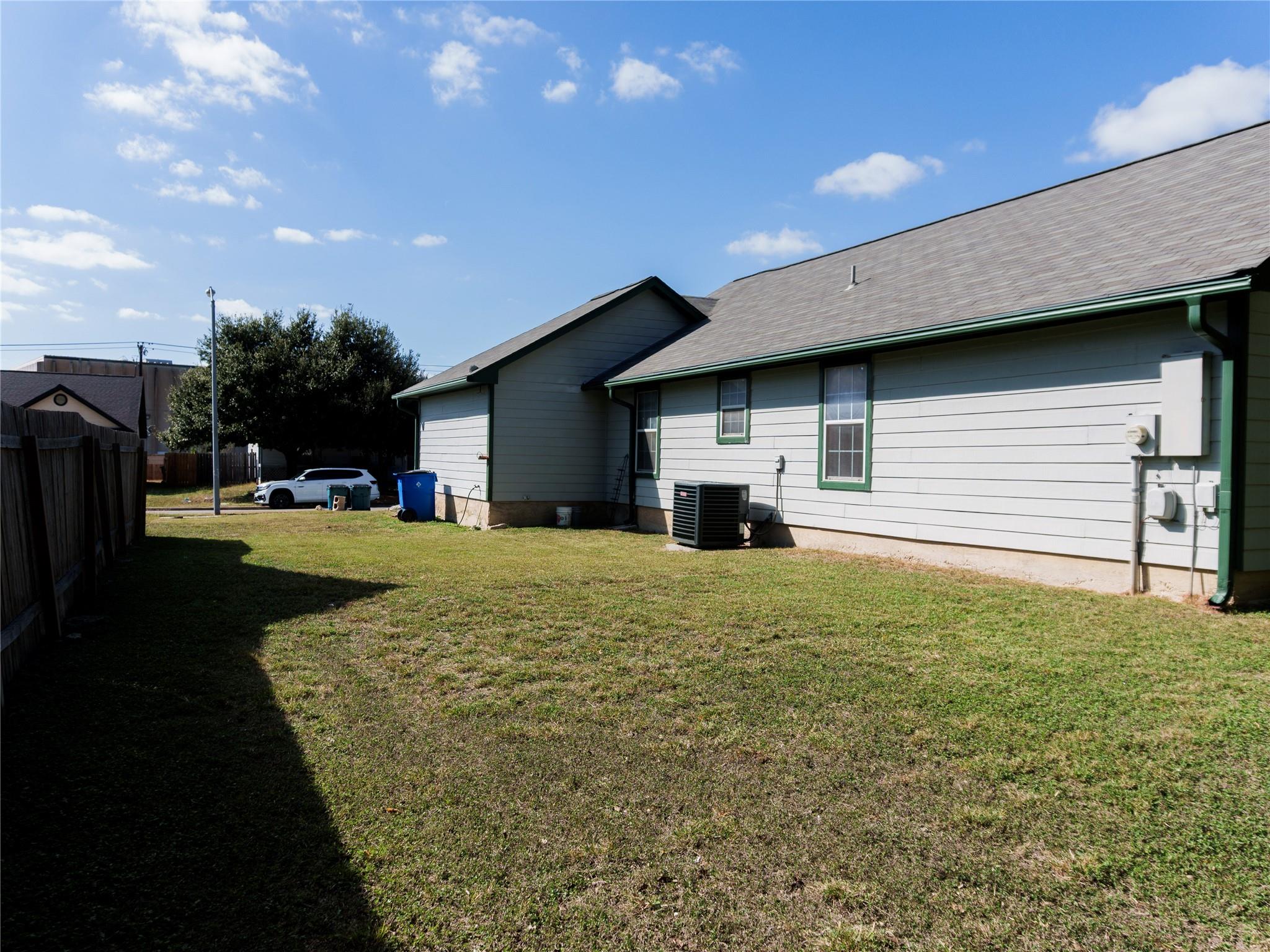 800 Debra Dr, Taylor, TX 76574