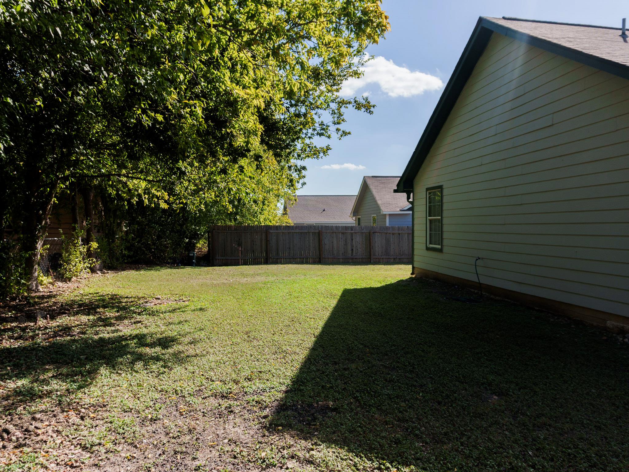 800 Debra Dr, Taylor, TX 76574