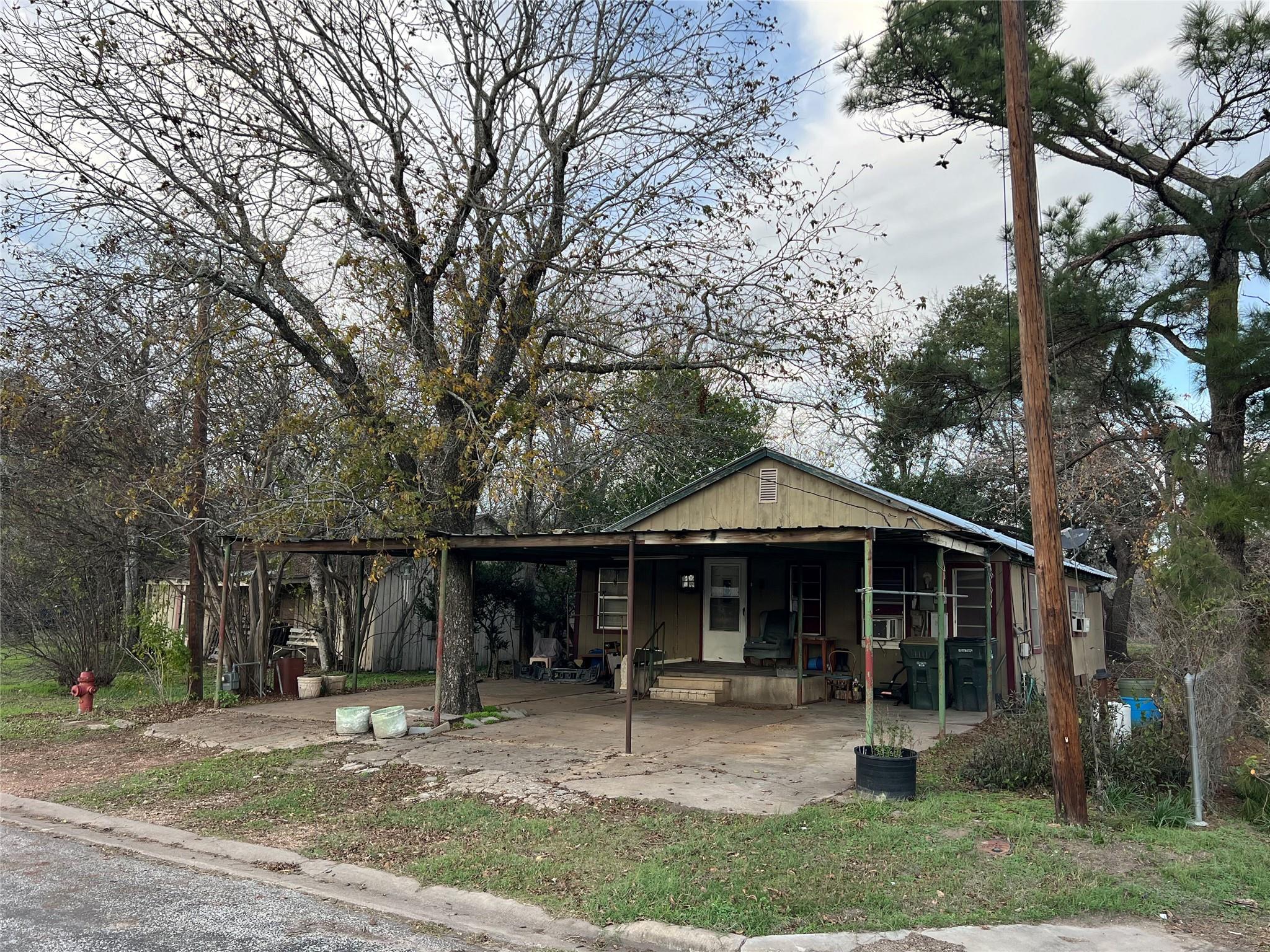 109 W Crockett St, Giddings, TX 78942