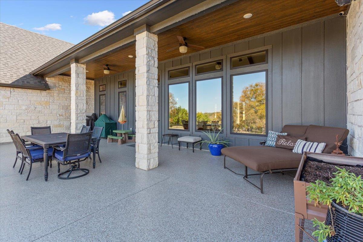 1250 E Creekview Dr, Salado, TX 76571