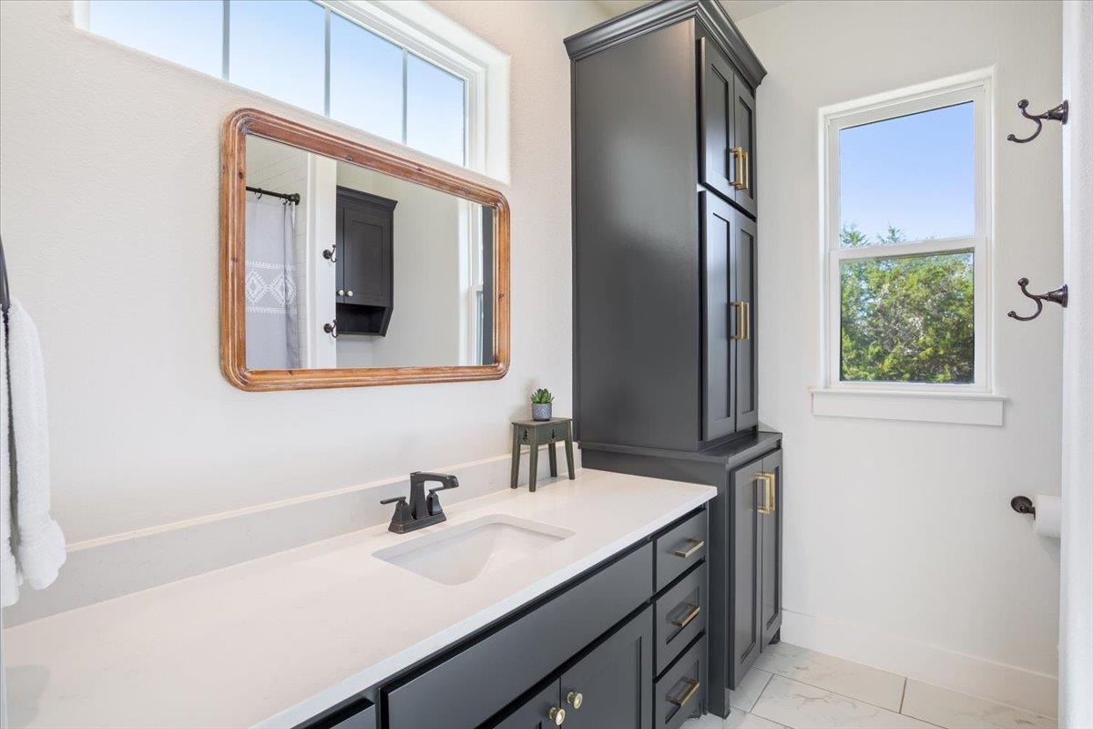 1250 E Creekview Dr, Salado, TX 76571