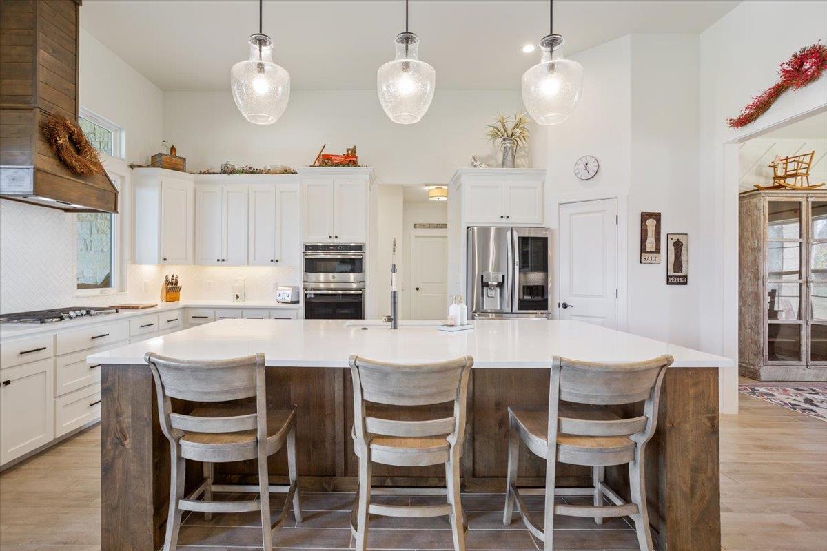 1250 E Creekview Dr, Salado, TX 76571