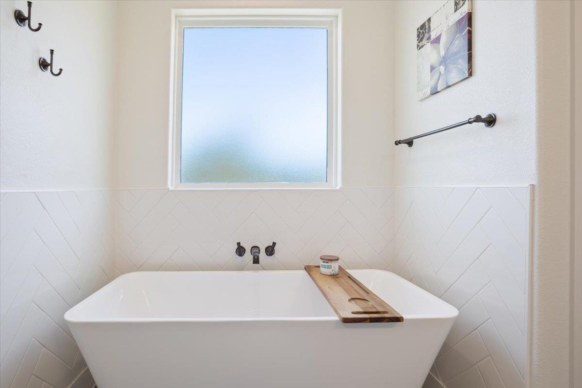 1250 E Creekview Dr, Salado, TX 76571