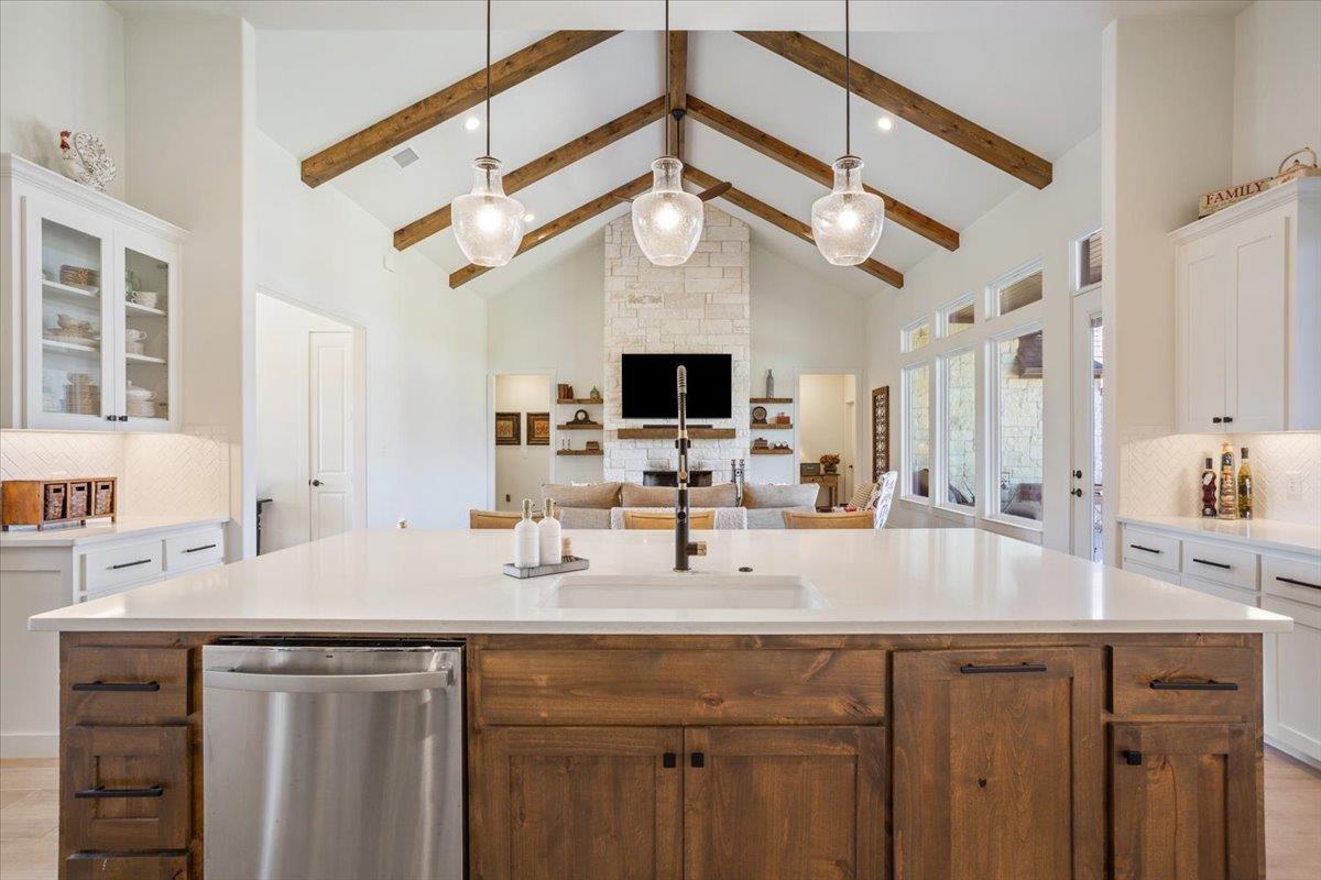 1250 E Creekview Dr, Salado, TX 76571